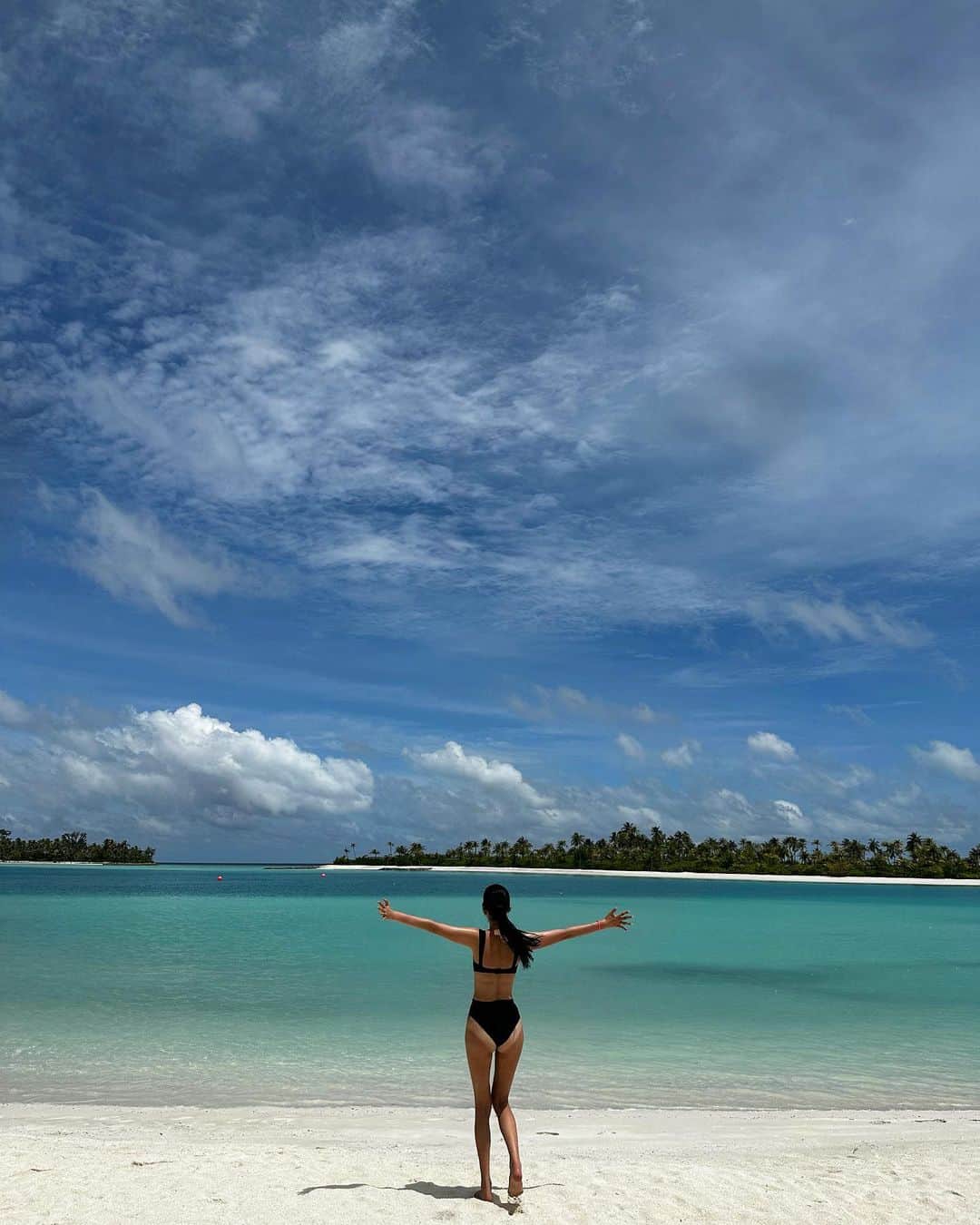 のインスタグラム：「Beach bum 🏝️🥰」