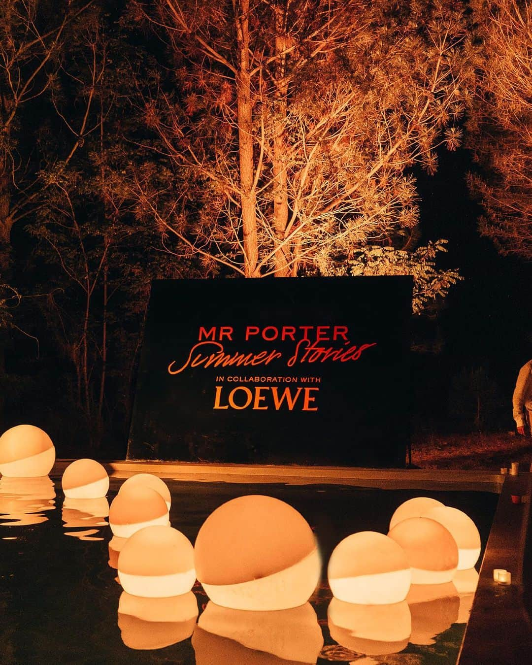 MR PORTERさんのインスタグラム写真 - (MR PORTERInstagram)「Last night @mrporter & @loewe hosted a poolside party in Comporta, Portugal to celebrate the launch of #MRPORTERSummerStories.  Nestled amongst the trees, guests were transported to a bohemian-inspired pool party where they enjoyed local cuisine and cocktails before dancing under the stars.」6月10日 1時29分 - mrporter