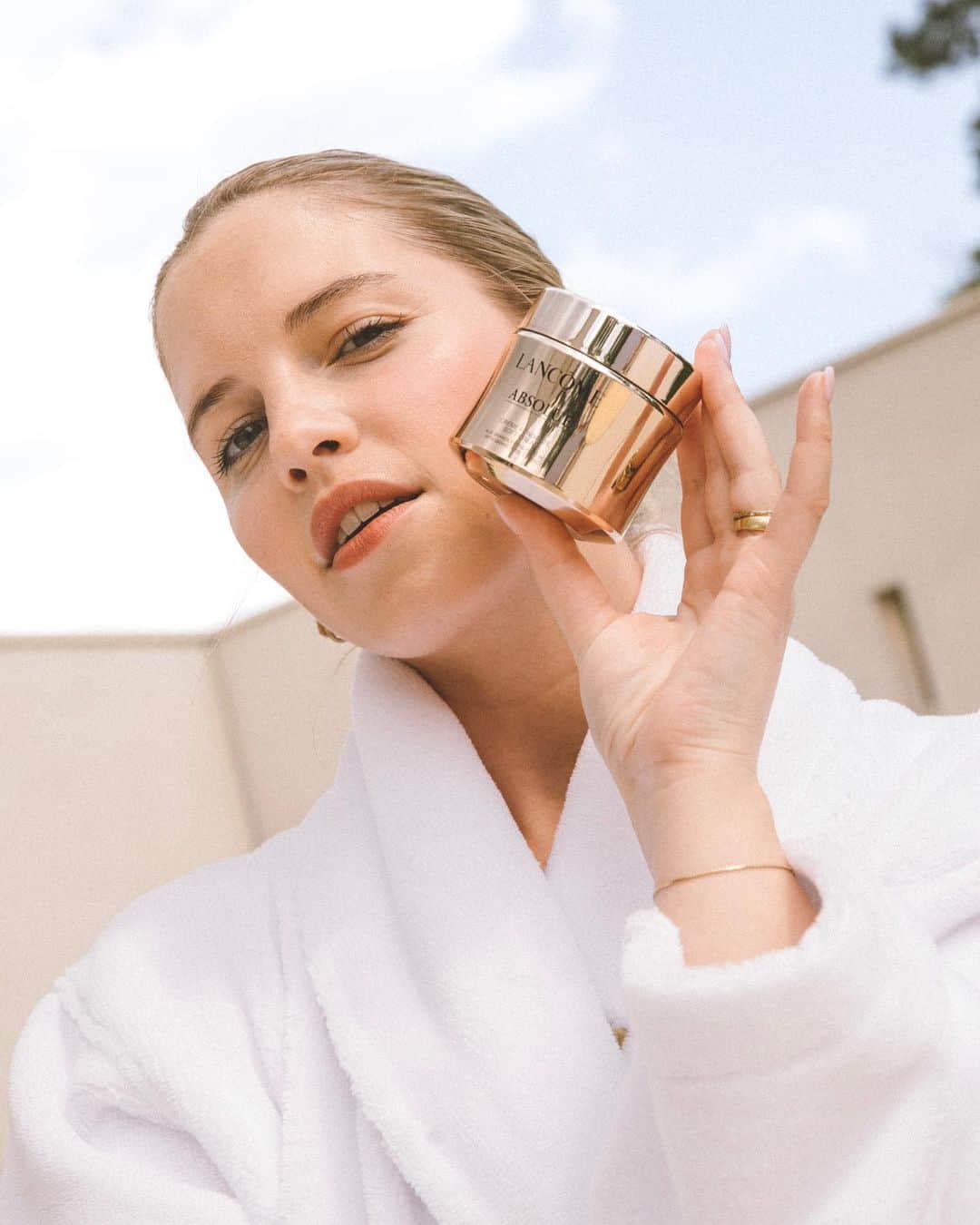 Lancôme Officialさんのインスタグラム写真 - (Lancôme OfficialInstagram)「At our Longevity retreat, international guests indulged in a spa session featuring the Absolue range and Cryo Sculpor, fusing cutting-edge technology with Absolue’s trailblazing Longevity Science to re-sculpt their skin.     #Lancome #TheLongevityRetreat #Absolue」6月10日 1時30分 - lancomeofficial