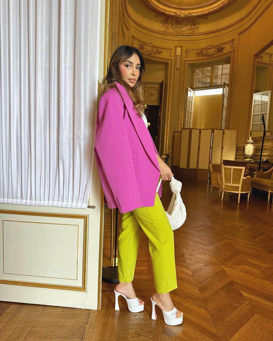 sananasのインスタグラム：「Ce blazer @magdabutrym est mon obsession du moment 👌🏻Cette couleur 😍Je ne porte pas souvent ce genre de couleur mais j’ai adoré mon look d’hier du coup ça méritait bien encore quelques photos 😜」