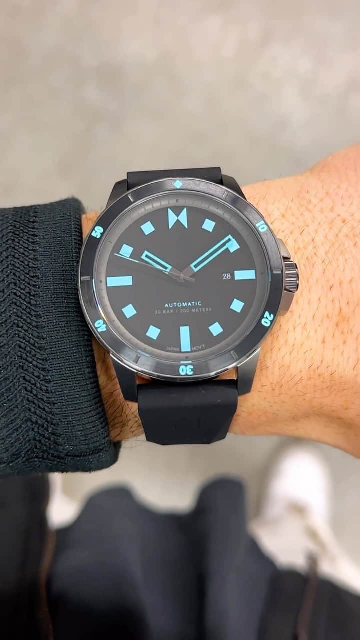 MVMTのインスタグラム：「That iconic dive bezel look with big-time sleekness. The Minimal Sport Automatic in Abyss Black can suit up both above and below water, featuring: ✔️ Miyota 8215 automatic movement ✔️ MVMT Waterproof Warranty ✔️ Swiss Super-LumiNova blue accents ✔️ Hydro-dynamic silicone ✔️ Sapphire crystal」