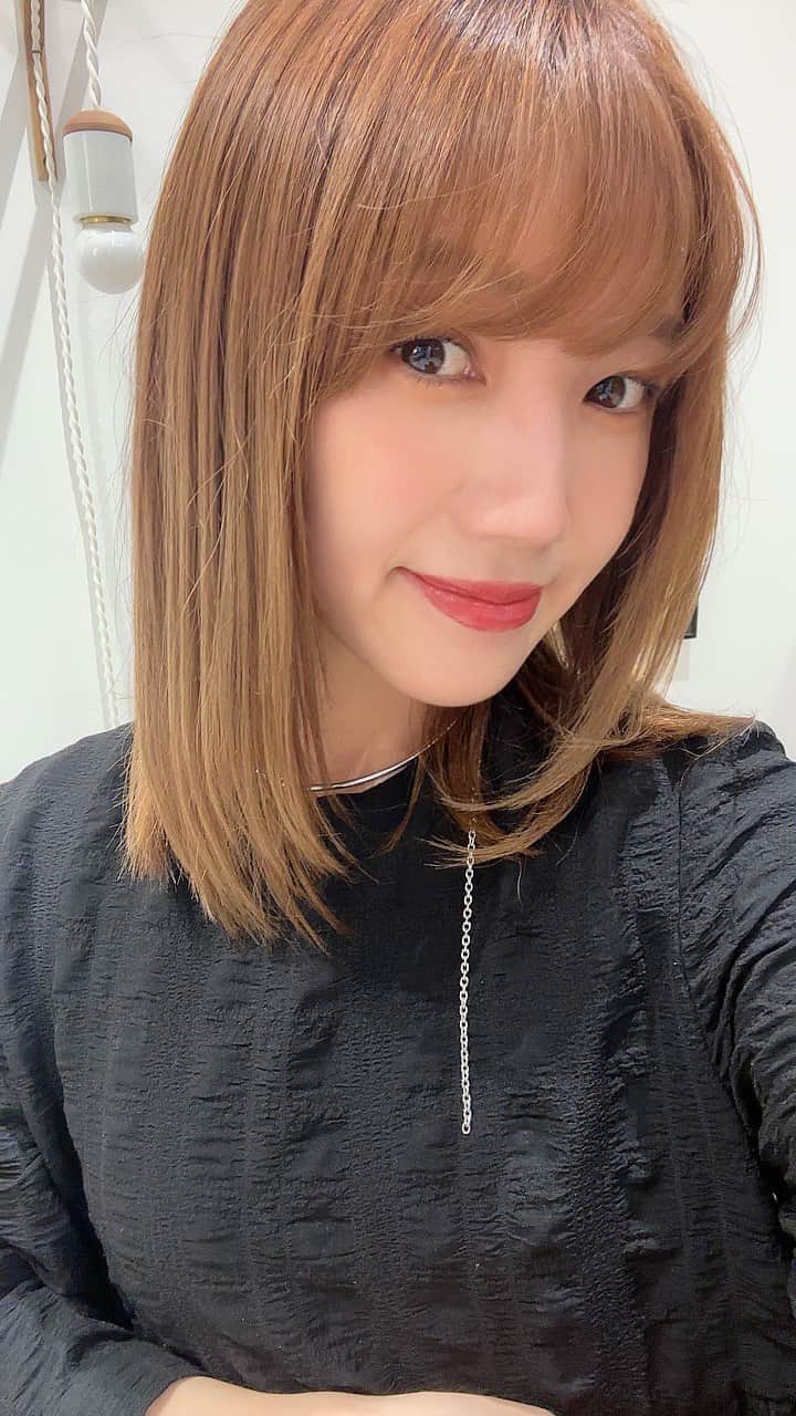 黒田りさのインスタグラム：「💆🏼‍♀️✨　  梅雨の湿気も生来の癖っ毛も、もう怖くない🥺🫶 ATENAの　@shigemaru__ さんおすすめの髪質改善ストレートをしてきました！つるっとシルクのような手触りがたまらない〜！！ この時期にアイロンせずに髪を下ろせるだけでも嬉しいのに、朝の準備も時短になったし、生活も変わる🥺心の奥底からやってよかったです✨  #髪にドラマを#髪質改善トリートメント#トリートメント#癖毛」