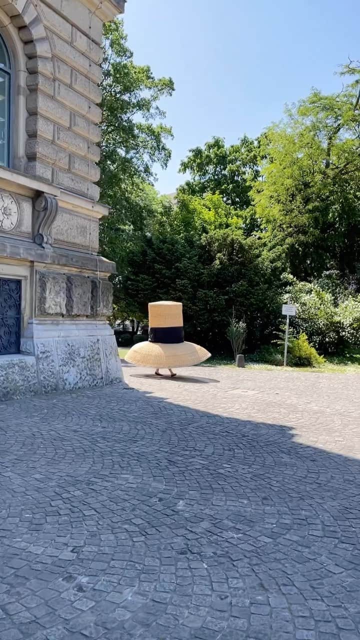 のインスタグラム：「IS MY NEW HAT TOO BIG? BE HONEST... @maryamkeyhani @kunstsammlungnrw @strikeaposefestival @nmeyers」