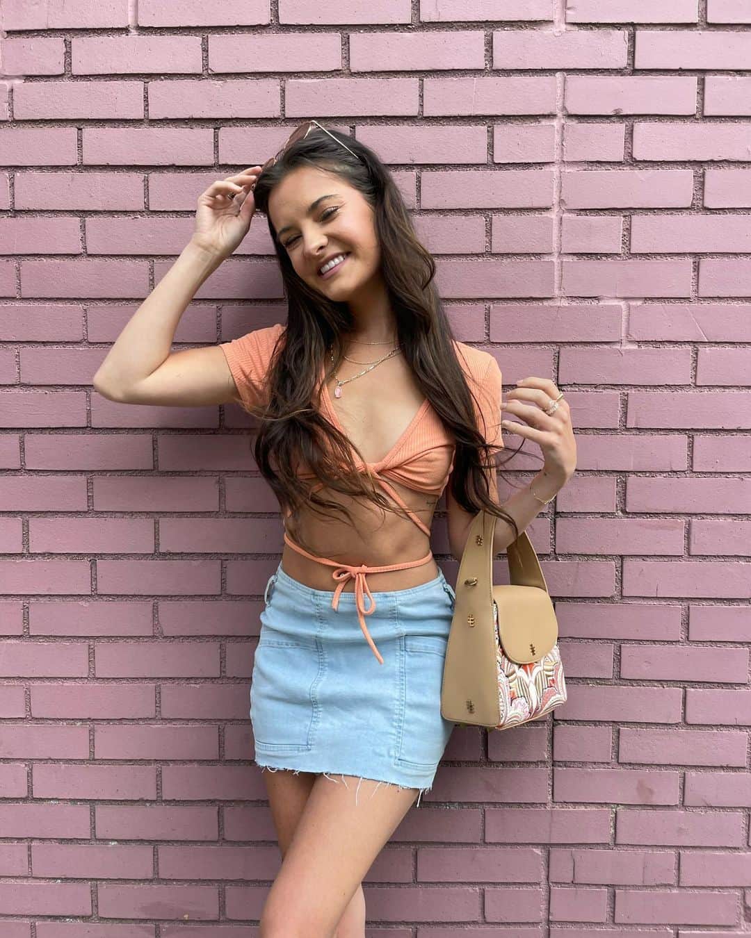 Brooke Marie Hylandのインスタグラム：「friday, FINALLY 🌸🧡🥂」