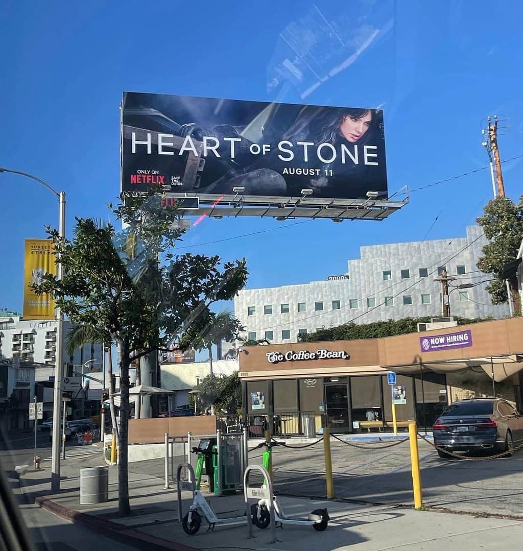 ガル・ガドットのインスタグラム：「This never stops to amaze me 🙏  Heart Of Stone is coming very soon...」