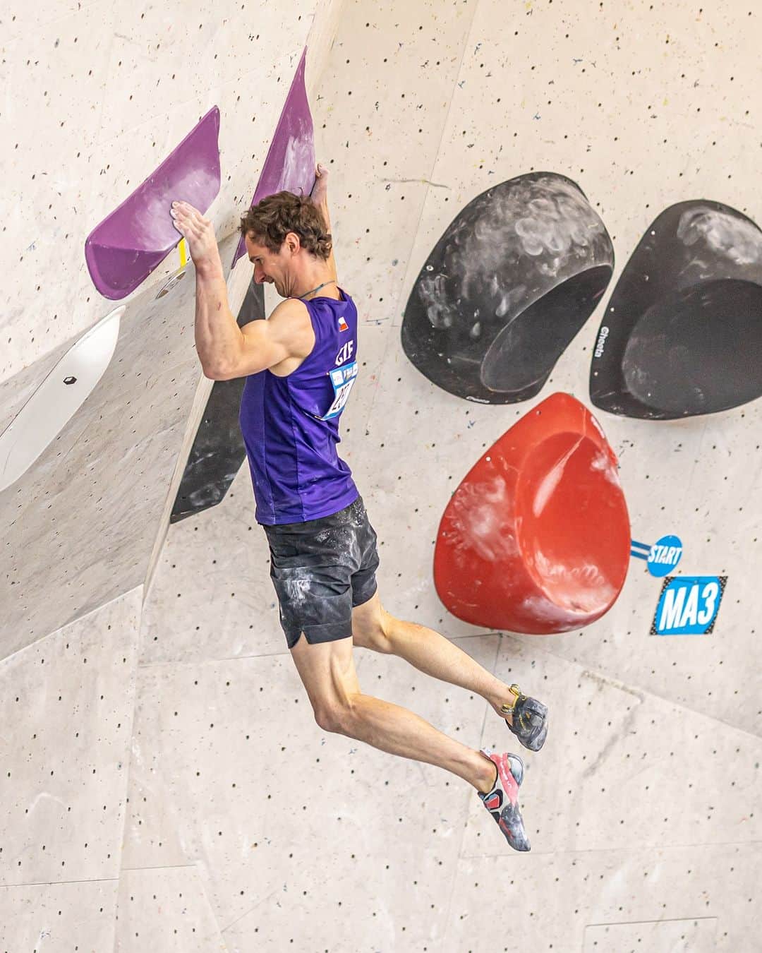 アダム・オンドラのインスタグラム：「I had a lot of fun in this qualification round in Boulder World Cup in Brixen 🇮🇹 I was in a good mindset 👌 The successful last weekend in Prague helped a lot. I felt strong and confident on the wall. Can't wait to climb again on Sunday 🤜🤛  Check out the results 👉 the link is in BIO!  Pics by @vladek_zumr   #adamondra #AO #bouldering #sportclimbing #worldcupbrixen #wcbrixen #boulder #climbing  @mammut_swiss1862 @lasportivagram @euroholds @mix.it @sensfoods  @hudysport @211_zpmvcr @horosvaz.cz @olympcsmv @mercedesbenz_autojihlava  @ifsclimbing @worldcupbrixen」