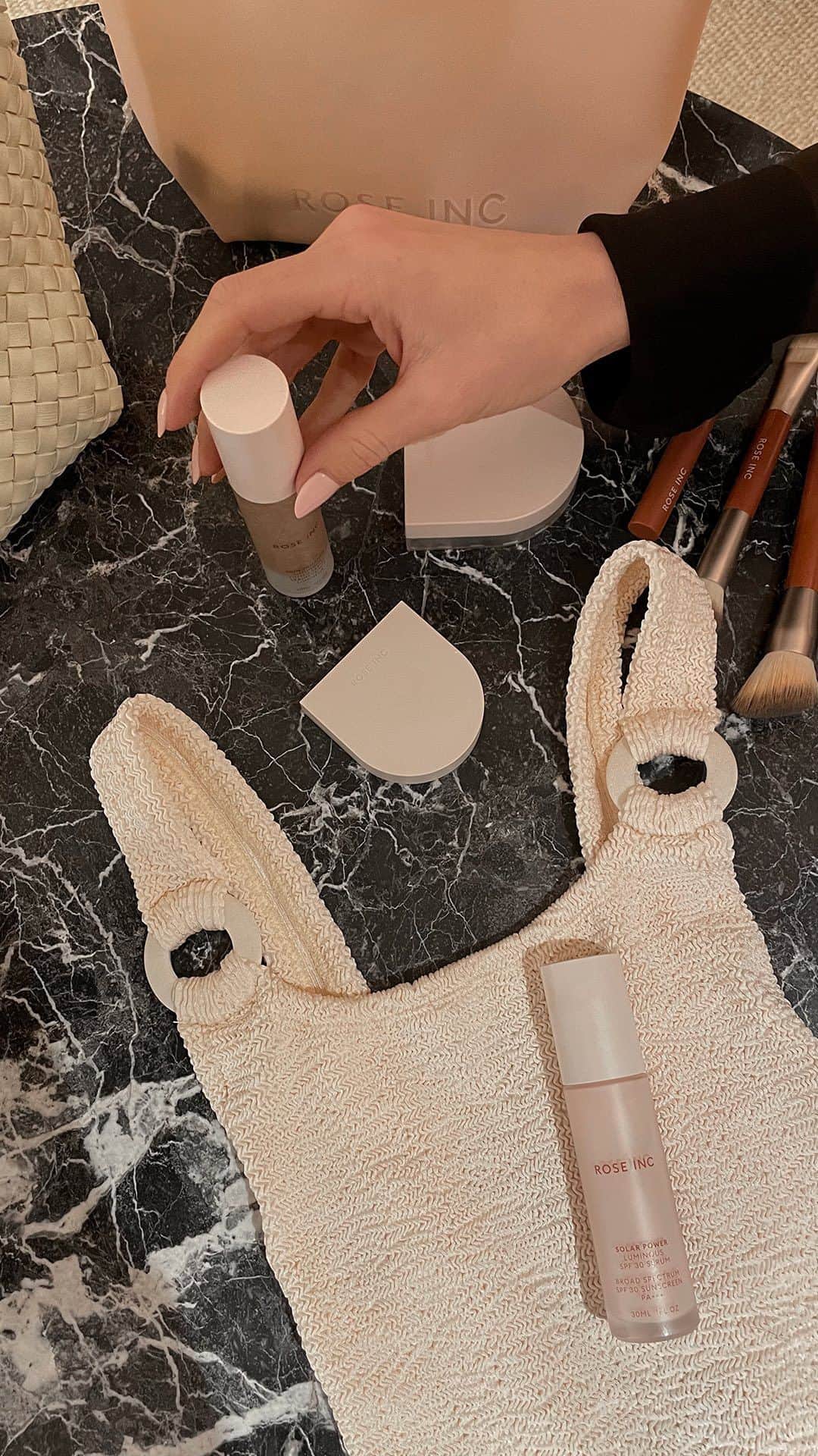 ロージー・ハンティントン＝ホワイトリーさんのインスタグラム動画 - (ロージー・ハンティントン＝ホワイトリーInstagram)「How it