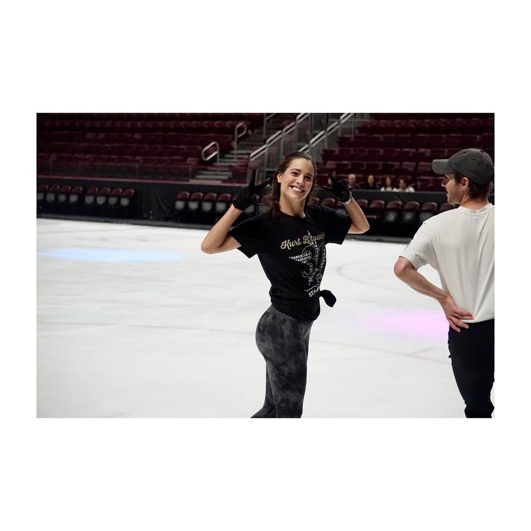 アリッサ・シズニーさんのインスタグラム写真 - (アリッサ・シズニーInstagram)「Stars 🇺🇸💙⛸️  @starsonice wouldn’t be possible without all these fabulous, fun skaters and especially not without the amazing crew, thank you for all you do! ❤️」6月10日 2時07分 - lissastarr