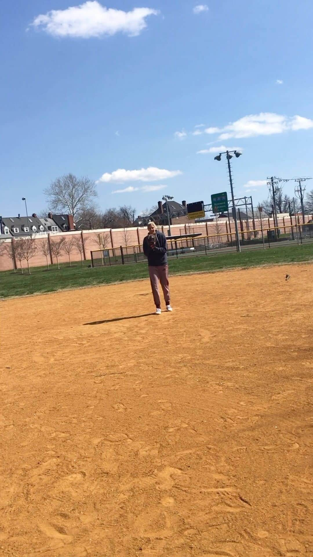 エレーナ・デレ・ダンのインスタグラム：「They make it look so easy! #wcws #softball #sports 😂」