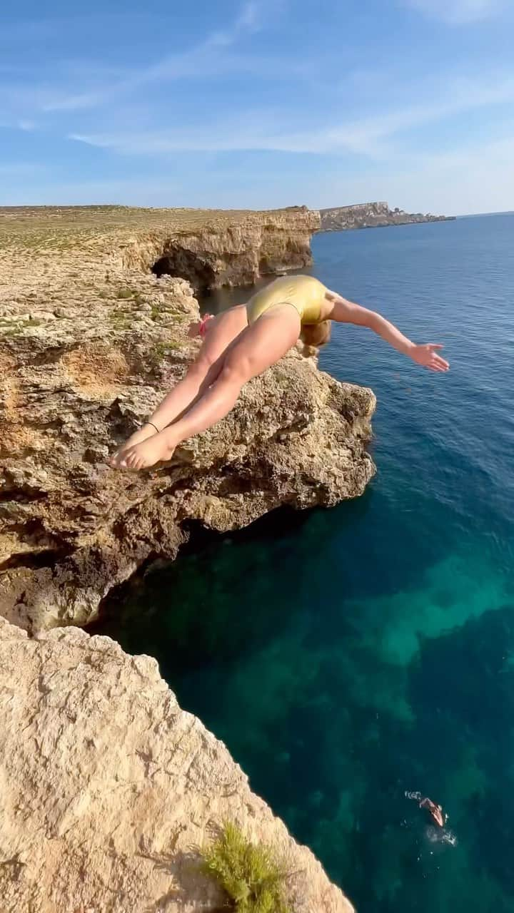 ローラ・マリノのインスタグラム：「Back to Malta 🇲🇹 to film outdoor experiences for the tourism authority @visitmalta ! So proud of all the work done with an amazing crew and so glad to have discovered the islands beside their cliffs ! Thank you @visitmalta for the opportunity, all the new experiences, and all the wonderful people met on the way 🫶🏽✨ #grateful  🇫🇷 De retour à Malte 🇲🇹 pour filmer tout pleins d’activités outdoor pour l’office du tourisme @visitmalta ! Trop fière de tout le travail accompli avec une équipe de choc et trop heureuse d’avoir pu découvrir les îles au-delà du cliff. Un grand merci à @visitmalta pour cette belle opportunité, toutes les nouvelles expériences et surtout les belles personnes qui ont croisé notre route 🫶🏽✨ #reconnaissante . #visitmalta #malta #exploremore #tourism #outdoorexperience #outdoors #outdoor #outdooradventures #gopro #goprofr #goproambassador #goprohero11 #travel #traveling #traveltheworld」