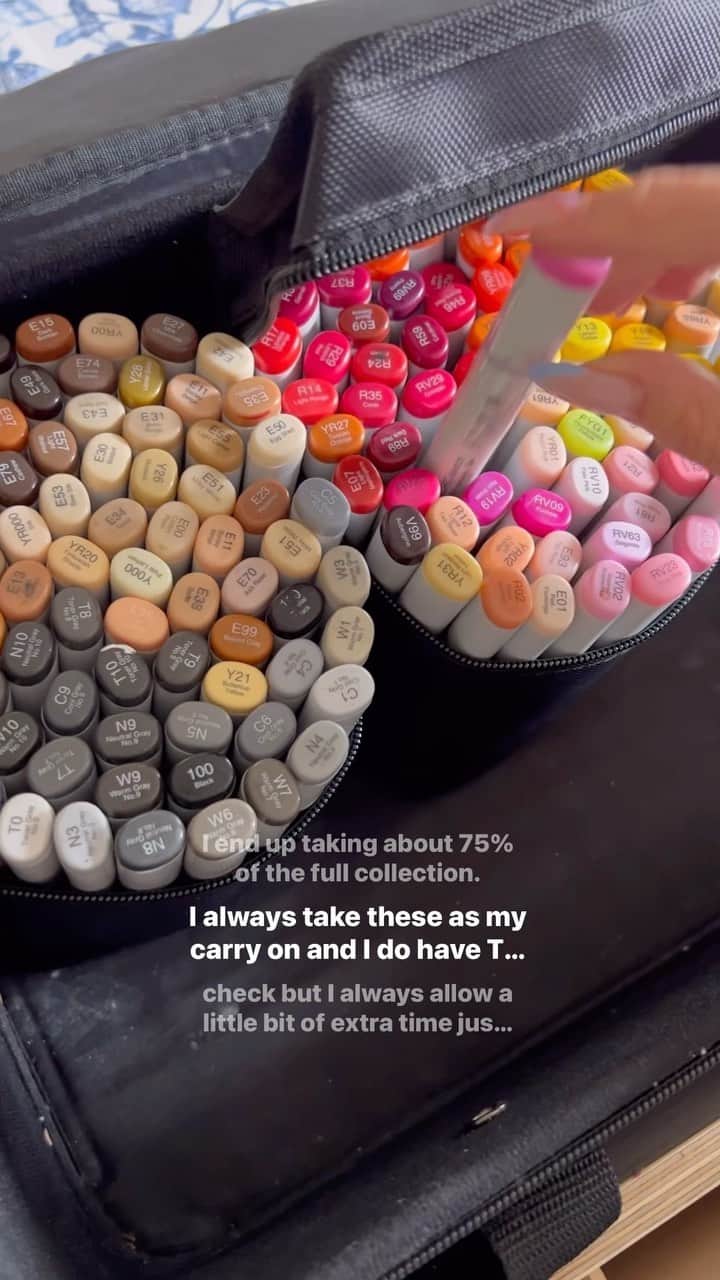 Holly Nicholsのインスタグラム：「How I travel with my Copics 🩷 #copic #traveltips #artsupplies #asmr #organization #organize」