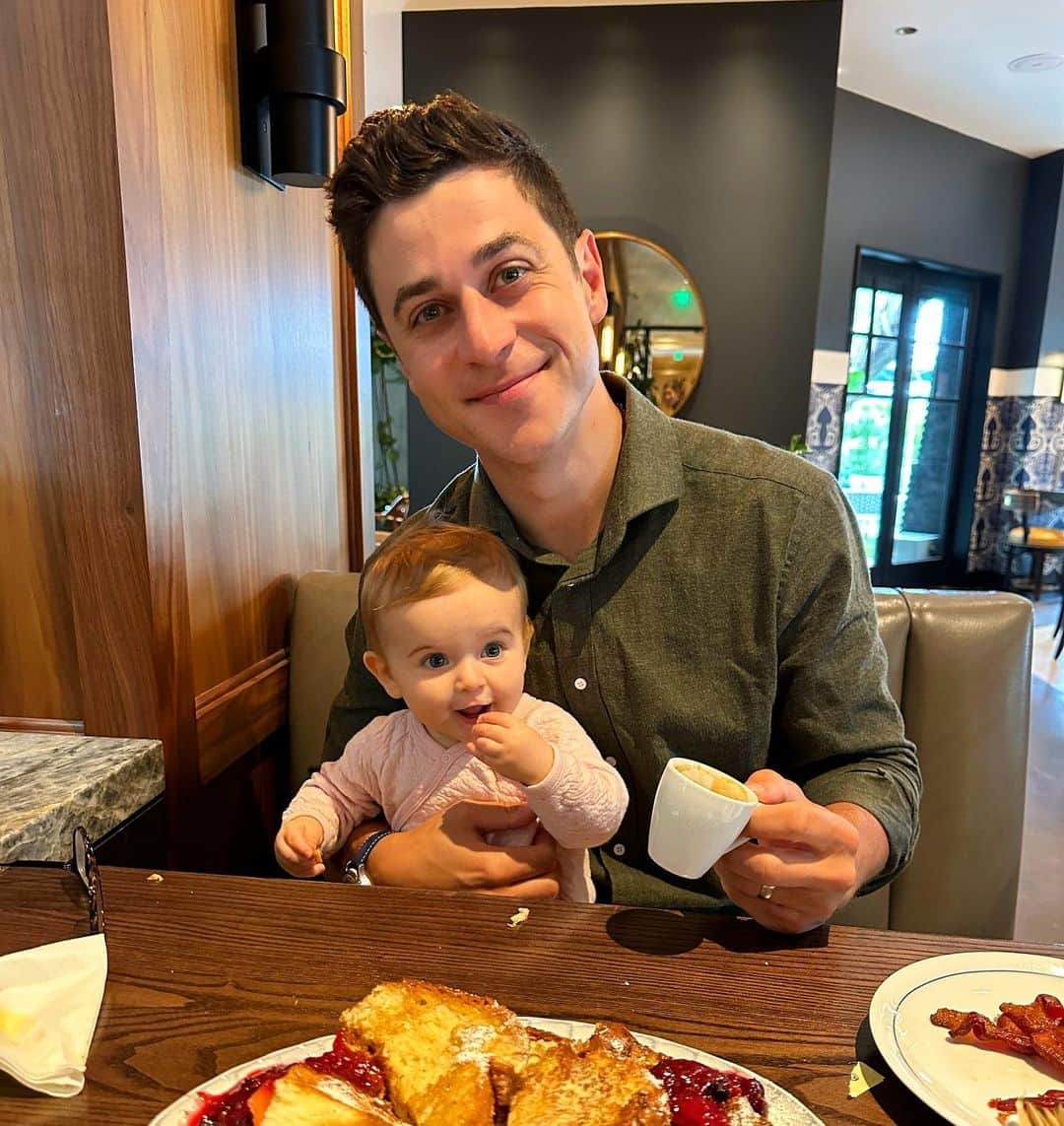 デヴィッド・ヘンリーのインスタグラム：「One of my favorite things in the world is having coffee in the morning with my children.」
