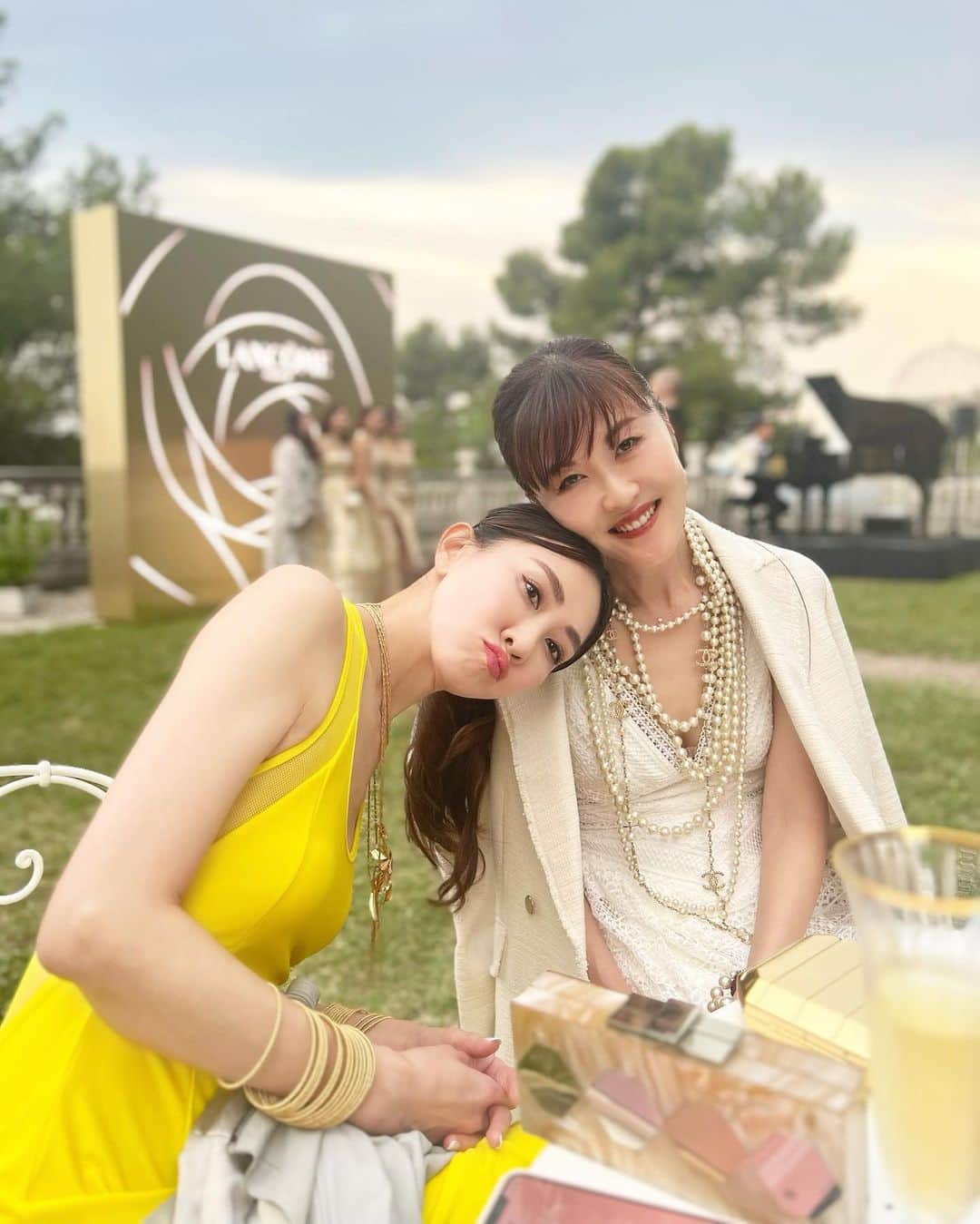 神崎恵のインスタグラム：「・ 今回のランコムの旅。 美容三誌のエディターのみなさん、 そして、安倍さん、貴子、美保ちゃんとご一緒させていただいています。 聡明かつ、ユーモアも忘れない。 ご一緒できたこと、光栄だなぁと感じています。 美容の話はもちろん、 いろいろな話をして、とにかく笑いが絶えない。 エディターのみなさんとの画像も、 微笑ましいものばかりで☺️ ご本人から許可をいただけたら投稿したいなと思っています。 (3.4枚目、肌が赤く写ってしまっています。。。。 貴子と美保ちゃんはもっとあかるく透明なお肌です🙏)  #longevityretreat  #Lancome  #Absolue  #lancome #ランコム」
