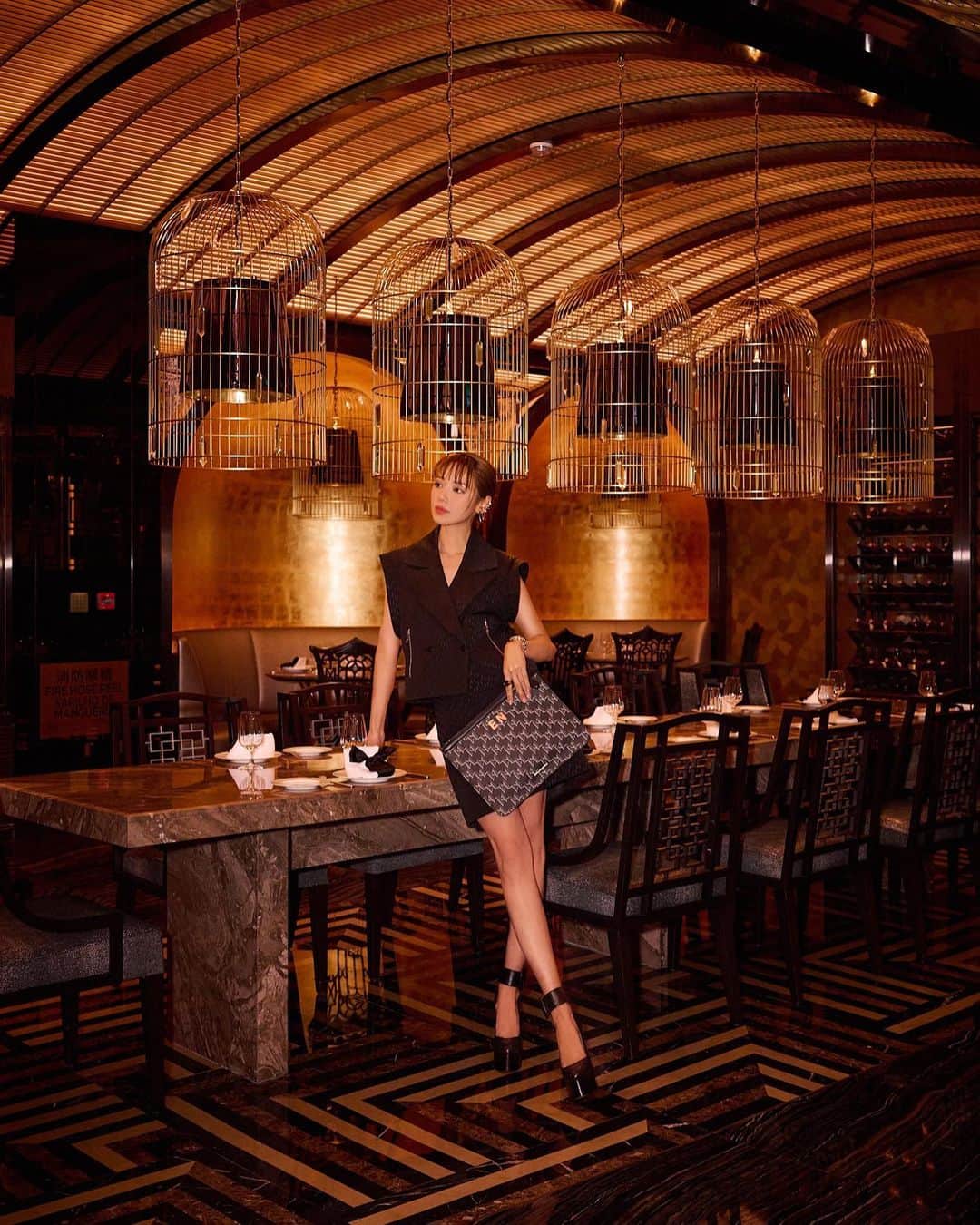 Elva Niのインスタグラム：「Thrilled to be here at @thekarllagerfeld hotel in Macau 🖤 #foodwassogood  #TheKarlLagerfeld #TKLStyle #TKLMoments」