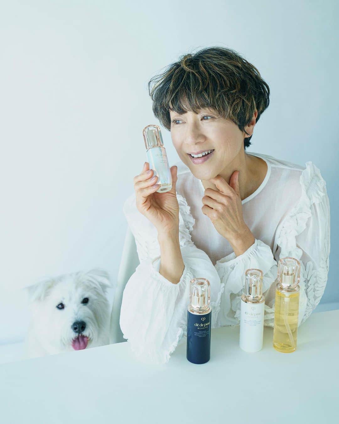 黒田知永子のインスタグラム：「. クレ・ド・ポー ボーテのスキンケアラインを使用して2ヶ月… 乾燥肌で常々気になっていた目もと口もともしっとりいい感じです。ル・セラムを使ってから、その後のラインを使用すると本当に浸透しているな…というしっとり感を得ることができました。 何よりお肌を綺麗に保つには保湿が一番と思っている私にとっては、このラインを使った丁寧なケアはぴったりでした。肌がついて来てくれる…そんな感じがします🩵  #クレドポーボーテ  #pr @cledepeaubeaute  #ルセラム #とろさん特別出演 🐶 #黒田知永子 #chiekokuroda」