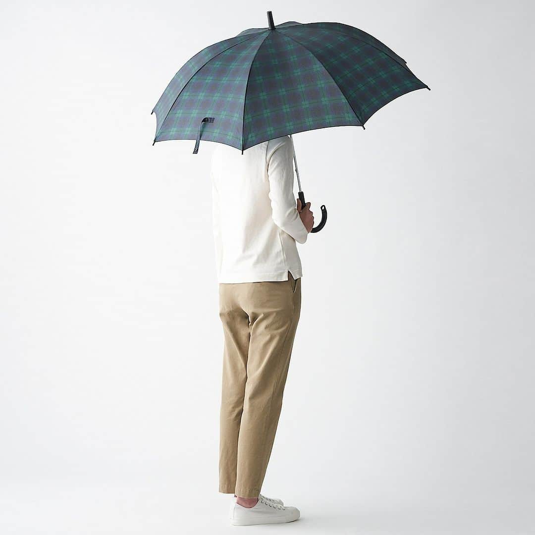 無印良品さんのインスタグラム写真 - (無印良品Instagram)「自分だけの「しるし」がつけられる傘 - 外出先の傘立ての中で、自分のものがどれか分からなくなってしまいがちな傘。 『しるしのつけられる 傘』は、持手に穴が開いているので、キーホルダーやひもなどを通して、自分だけの「しるし」がつけられます。  また、重量約326gと軽量な本体は、左右どちらからでも留められるボタンで畳むときのストレスを軽減しました。  利便性の高い傘で、憂鬱な雨の日も快適に。 - #無印良品 #MUJI #しるしのつけられる傘 #傘」6月10日 12時00分 - muji_global