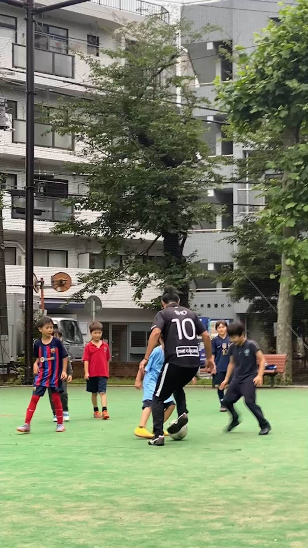 下地奨のインスタグラム：「cheat pro football player vs eight kids on the street football🤣 @thecourt.2022  #プロサッカー選手と遊ぶ #football #pro #kids #streetstyle」