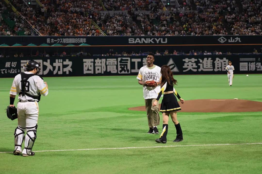 アイク・B・ヌワラさんのインスタグラム写真 - (アイク・B・ヌワラInstagram)「今朝起きたら投げる時のオフィシャルの始球式のフォトが携帯に届いたから、、、改めてアップします♪⚾😝」6月10日 12時01分 - aiku_nuwachan