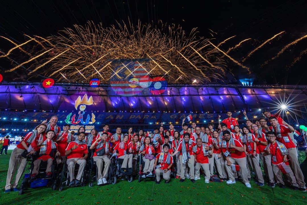 リー・シェンロンのインスタグラム：「Well done @teamsingapore for the great performance at the @cambodia_2023 ASEAN Para Games! The team won 12 gold, 15 silver and 17 bronze medals, and they also set multiple Games and National records and Personal Bests!   Our athletes trained hard and did their best in every event they competed in. They have continued to inspire us with their passion and determination to overcome their challenges. Congratulations and thank you all for flying the flag high! 🇸🇬– LHL  #OneTeamSG @sgparalympics @sdsc  ([1,2,5] SNPC Photo by Dyan Tjhia; [3] SNPC Photo by Calvin Teoh, [4,6,7] SNPC Photo by Goh Si Wei)」