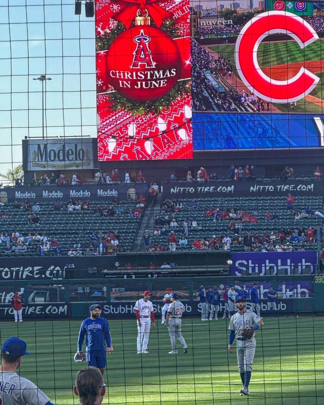 浜本忠勝さんのインスタグラム写真 - (浜本忠勝Instagram)「𝑫𝒓𝒆𝒂𝒎 𝒄𝒐𝒎𝒆 𝒕𝒓𝒖𝒆…🏟️❤️ @angels ⚾️🇺🇸 ✴︎ 昔からいつかメジャーの試合に行くのが夢で、大谷翔平や鈴木誠也が出てる試合なので、この試合をめがけて観戦しに行きました！！ 皆んなが、この試合のために集まったので合計８人で行きましたが、皆んな誰よりもアメリカンに楽しんでました🤣笑 大谷翔平は現地でもぶっちぎりの人気で、あらためてすごい選手だなと実感🥺✨ ✴︎ 今回は潮里さんにアメリカの良さや楽しさを知ってもらいたかったので、なにより潮里さんが楽しんでくれてて良かったです😌🇺🇸 本当にメジャーの球場や試合、雰囲気は最高ですね🥺🔥今度はドジャーススタジアムに行きたい！🏟️  #losangelesangels #メジャーリーグ #shoheiohtani #大谷翔平 #鈴木誠也 #アメリカ旅行 #losangeles #ロサンゼルス旅行」6月10日 12時02分 - whyte_hamamoto