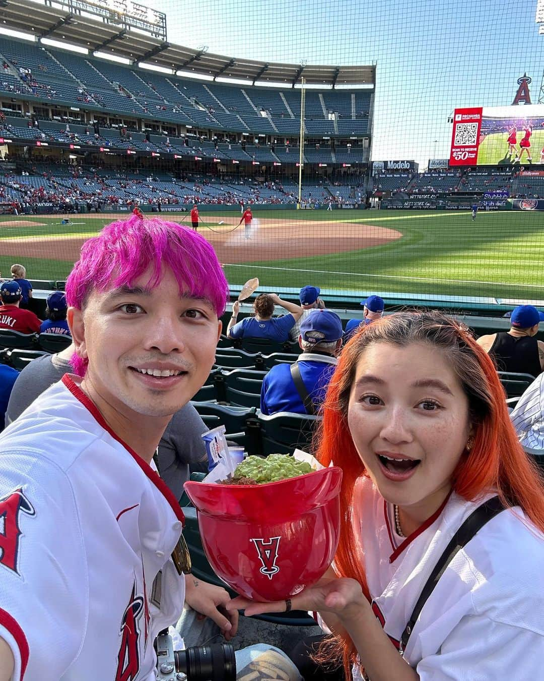 浜本忠勝さんのインスタグラム写真 - (浜本忠勝Instagram)「𝑫𝒓𝒆𝒂𝒎 𝒄𝒐𝒎𝒆 𝒕𝒓𝒖𝒆…🏟️❤️ @angels ⚾️🇺🇸 ✴︎ 昔からいつかメジャーの試合に行くのが夢で、大谷翔平や鈴木誠也が出てる試合なので、この試合をめがけて観戦しに行きました！！ 皆んなが、この試合のために集まったので合計８人で行きましたが、皆んな誰よりもアメリカンに楽しんでました🤣笑 大谷翔平は現地でもぶっちぎりの人気で、あらためてすごい選手だなと実感🥺✨ ✴︎ 今回は潮里さんにアメリカの良さや楽しさを知ってもらいたかったので、なにより潮里さんが楽しんでくれてて良かったです😌🇺🇸 本当にメジャーの球場や試合、雰囲気は最高ですね🥺🔥今度はドジャーススタジアムに行きたい！🏟️  #losangelesangels #メジャーリーグ #shoheiohtani #大谷翔平 #鈴木誠也 #アメリカ旅行 #losangeles #ロサンゼルス旅行」6月10日 12時02分 - whyte_hamamoto