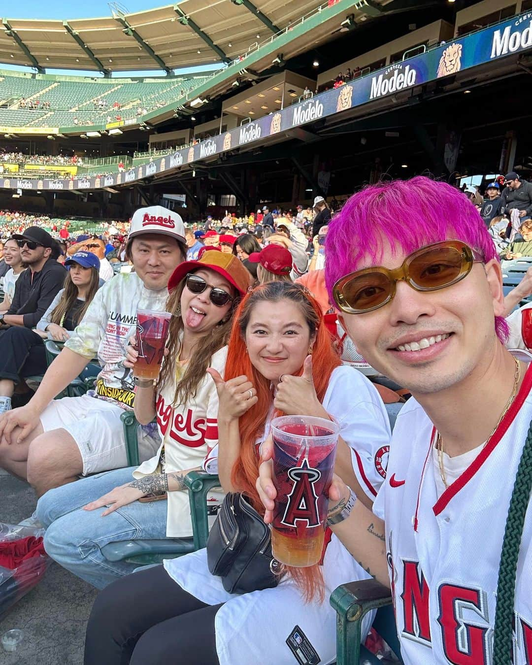 浜本忠勝さんのインスタグラム写真 - (浜本忠勝Instagram)「𝑫𝒓𝒆𝒂𝒎 𝒄𝒐𝒎𝒆 𝒕𝒓𝒖𝒆…🏟️❤️ @angels ⚾️🇺🇸 ✴︎ 昔からいつかメジャーの試合に行くのが夢で、大谷翔平や鈴木誠也が出てる試合なので、この試合をめがけて観戦しに行きました！！ 皆んなが、この試合のために集まったので合計８人で行きましたが、皆んな誰よりもアメリカンに楽しんでました🤣笑 大谷翔平は現地でもぶっちぎりの人気で、あらためてすごい選手だなと実感🥺✨ ✴︎ 今回は潮里さんにアメリカの良さや楽しさを知ってもらいたかったので、なにより潮里さんが楽しんでくれてて良かったです😌🇺🇸 本当にメジャーの球場や試合、雰囲気は最高ですね🥺🔥今度はドジャーススタジアムに行きたい！🏟️  #losangelesangels #メジャーリーグ #shoheiohtani #大谷翔平 #鈴木誠也 #アメリカ旅行 #losangeles #ロサンゼルス旅行」6月10日 12時02分 - whyte_hamamoto