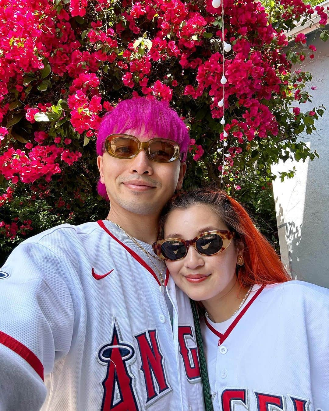 浜本忠勝さんのインスタグラム写真 - (浜本忠勝Instagram)「𝑫𝒓𝒆𝒂𝒎 𝒄𝒐𝒎𝒆 𝒕𝒓𝒖𝒆…🏟️❤️ @angels ⚾️🇺🇸 ✴︎ 昔からいつかメジャーの試合に行くのが夢で、大谷翔平や鈴木誠也が出てる試合なので、この試合をめがけて観戦しに行きました！！ 皆んなが、この試合のために集まったので合計８人で行きましたが、皆んな誰よりもアメリカンに楽しんでました🤣笑 大谷翔平は現地でもぶっちぎりの人気で、あらためてすごい選手だなと実感🥺✨ ✴︎ 今回は潮里さんにアメリカの良さや楽しさを知ってもらいたかったので、なにより潮里さんが楽しんでくれてて良かったです😌🇺🇸 本当にメジャーの球場や試合、雰囲気は最高ですね🥺🔥今度はドジャーススタジアムに行きたい！🏟️  #losangelesangels #メジャーリーグ #shoheiohtani #大谷翔平 #鈴木誠也 #アメリカ旅行 #losangeles #ロサンゼルス旅行」6月10日 12時02分 - whyte_hamamoto