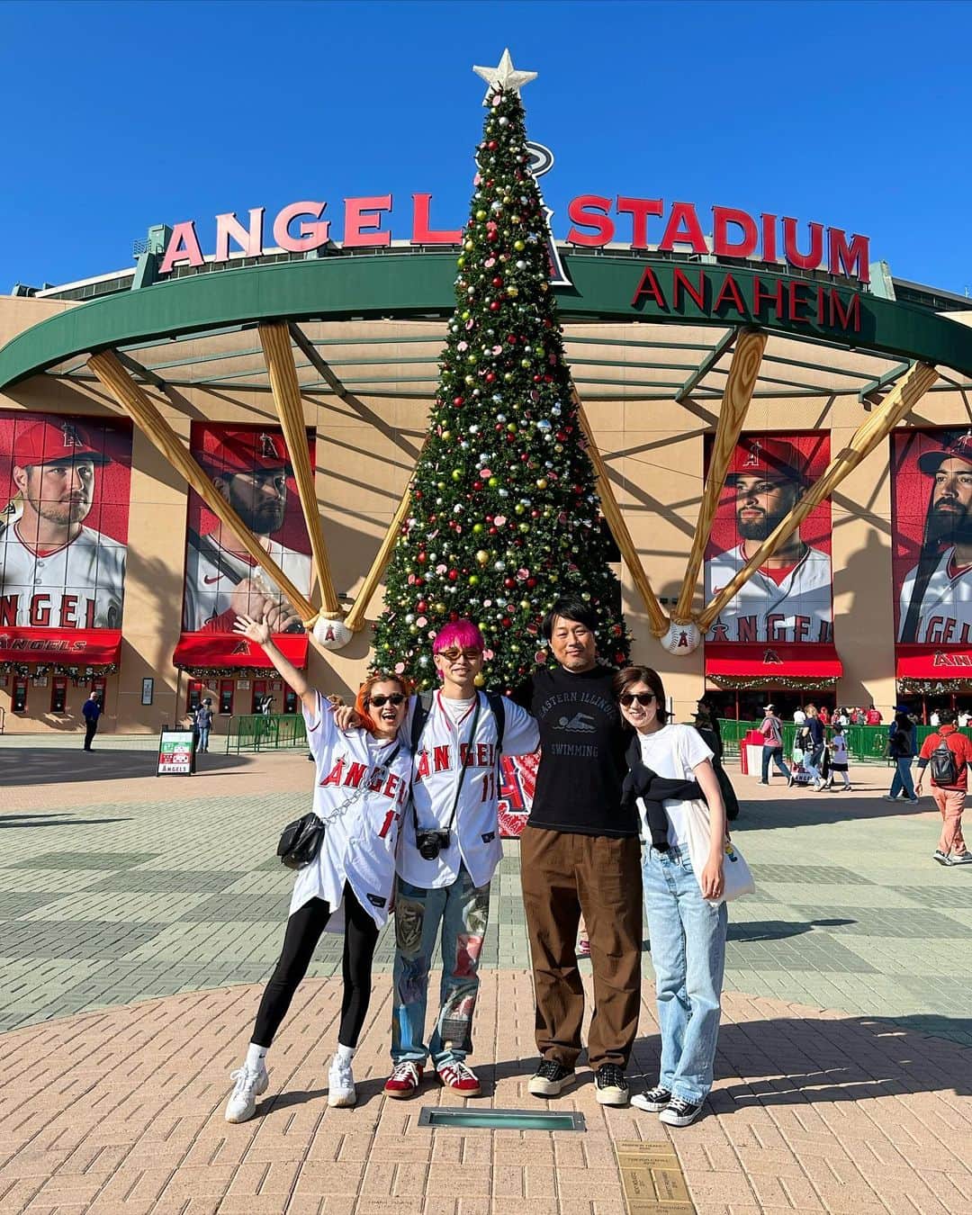 のインスタグラム：「𝑫𝒓𝒆𝒂𝒎 𝒄𝒐𝒎𝒆 𝒕𝒓𝒖𝒆…🏟️❤️ @angels ⚾️🇺🇸 ✴︎ 昔からいつかメジャーの試合に行くのが夢で、大谷翔平や鈴木誠也が出てる試合なので、この試合をめがけて観戦しに行きました！！ 皆んなが、この試合のために集まったので合計８人で行きましたが、皆んな誰よりもアメリカンに楽しんでました🤣笑 大谷翔平は現地でもぶっちぎりの人気で、あらためてすごい選手だなと実感🥺✨ ✴︎ 今回は潮里さんにアメリカの良さや楽しさを知ってもらいたかったので、なにより潮里さんが楽しんでくれてて良かったです😌🇺🇸 本当にメジャーの球場や試合、雰囲気は最高ですね🥺🔥今度はドジャーススタジアムに行きたい！🏟️  #losangelesangels #メジャーリーグ #shoheiohtani #大谷翔平 #鈴木誠也 #アメリカ旅行 #losangeles #ロサンゼルス旅行」