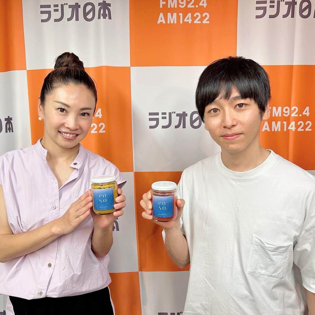 吉村民さんのインスタグラム写真 - (吉村民Instagram)「ラジオ日本SWEET!! 6月6日(火)のゲストは 鎌倉にありますフレンチが楽しめる料理店『enso(エンソウ)』シェフの藤井 匠 さんでした！  開業 1 周年を迎えられた『enso(エンソウ)』は スキンケアブランド OSAJI が運営する初のレストラン。  地産地消や旬の食材を用いて、自家製の発酵食品や調味料を使い香りと彩りを 大切にしたコース料理を提供しています。  私も行かせていただきましたが、 五感でこんなにお料理を楽しめたのは初めて！と、感動と驚きの連続で、すっかりensoファンです❤︎  発酵シラスが泡になって、ふんわりキューブじょうになってて、、、その中に蕪のソテーがはいっていたり、、、と、  お料理が出てくるたびに、 ワクワクと感動の連続で楽しすぎました。  発酵食品は完成までに時間がかかる分、熟成された美味しさや深さが感じられ、 新鮮な美味しさとはまた違った側面があるそうです！  スタジオに、藤井シェフの最近のオススメとして、 大豆不使用のトマトから作った醤油を持ってきてくださいましたが、 一般的なお醤油にそっくりの味わいなのに、見た目はトマト由来のきれいな赤。 びっくりです！ 大豆アレルギーの方でも召し上がれる今後の可能性を感じる調味料なのだそうです。  そしてもう一つ、お庭で取れた柚子を使った柚子塩胡椒。 柚子そのものの味がしっかり感じられて、とても美味しかったです！  『enso(エンソウ)』は 季節の食材を使った身体に優しいフレンチが堪能できるお店です。 古民家が素敵にリノベーションされているので、鎌倉観光がより一層楽しくなることも間違いありません！ 私はもう次に行く予約もしてます♪  気になった方はの HP や SNS をチェックしてみて下さい！ @takumifujii  @enso_osaji   #enso  #enso_osaji  #鎌倉 #発酵 #発酵料理  #鎌倉グルメ  #鎌倉ランチ  #鎌倉デート  #鎌倉食べ歩き」6月10日 12時05分 - yoshimuratami