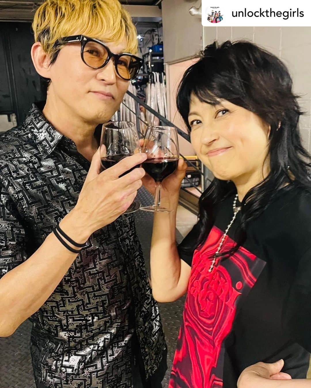 スガシカオさんのインスタグラム写真 - (スガシカオInstagram)「昨夜の奇跡のアコースティック2マン、きていただいた皆さま、ありがとうございました！ぼくも香さんも、未だ興奮冷めやらず 笑  昨夜のぼくのセットリスト公開しときます  ★★プレミアム弾き語り2マンライヴ 〜ふたりぼっちの大パーティー!!~★★ 2023.6.9@ダイアモンドホール   1 Progress（2人セッション） 2 19才 3 party people 4 黄金の月 5 労働なんかしないで 光合成だけで生きたい  6深夜、国道沿いにて 7 コノユビトマレ 8 アシンメトリー（2人セッション） ーーーーー ★岸谷香 これでもかのヒット曲ワンマンショー★ ーーーーー 1  夜空ノムコウ（2人セッション） 2 ミラーボール（2人セッション） 3  アンコール（トークだけ）  香さんも興奮冷めやらず ↓ ーーーーーーーー Posted @withregram • @unlockthegirls 人生初のツーマン、初日、名古屋‼️With スガシカオさん‼️昨夜無事に終わりました❗️ ね。ツーマンってあんなに楽しいものなの⁉️ビックリ😅 自分は持ってない、とても魅力的な色の絵の具を、私の絵の具を塗った上からパッと散らしてみたり、時にパレットの上で2色を混ぜ合わせてみたり、あちらの絵の具の上に、こちらが上から書き足したり、、、 様々なやり方で、沢山の見た事ない絵が‼️そしてオリジナルの自分はより色濃く、ある意味改めて思い知らされる。そんで、MCは、ただただ楽しい😀よく考えたら、ツーマンって、ライブそのものの全貌が見えるのって当日のリハーサルで😅、曲やライブの流れで頭がいっぱいでMCの事一つも考えてなかったけど、スガさんの人柄なんだろうな、本当に楽屋と同じく、そのままの二人で話ができました❗️伸び伸びと自由にやらせてくれたスガシカオさんに改めて感謝‼️そして、あの魅力的な音楽はいったいどこから出てくるの？本当にあの声と曲に触れる事ができて幸せでした‼️またどこかで必ず一緒に音楽やりたい‼️ ご来場の皆様、ありがとうございました‼️ #岸谷香 #スガシカオ #夢のような一夜 #名古屋ダイアモンドホール #ツーマンライブ」6月10日 12時15分 - suga_shikao