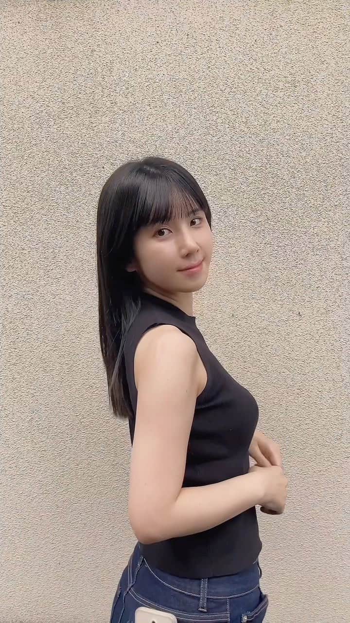 のインスタグラム：「髪の毛つやつやになったよーっていうだけの動画💘ふふふ  #梅雨は髪の毛ぽやぽやせんようにね  #reels #reelsinstagram #4kvideo #portrait #ig_japan #followme #iphoneカメラ撮影 #彼女感 #道重佐保 #michishigesaho」