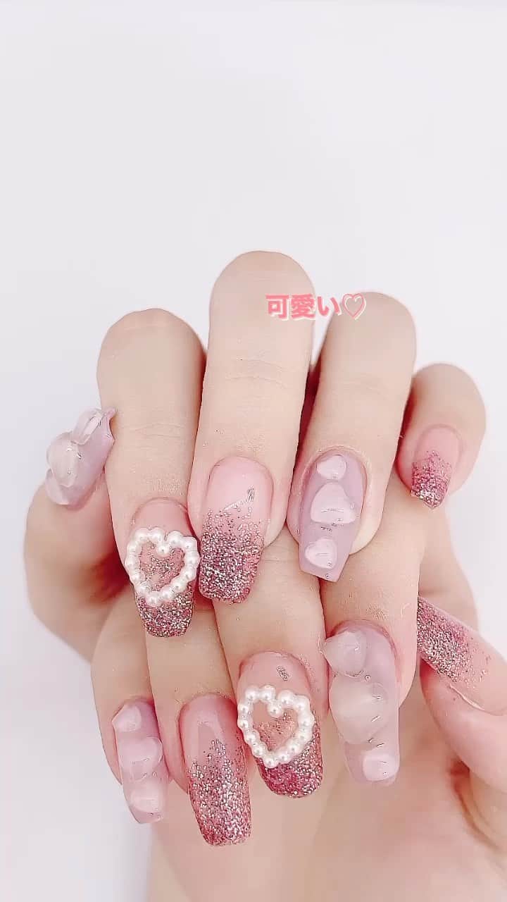 ETSUKOのインスタグラム：「太陽☀️で色が変わる🩵とパールの♡で ハート祭りネイル💅  #instanails #nails#lalanail#ネイル#プライベートネイルサロン #横浜#手書きネイル#個性派ネイル#大人ネイル #キラキラ#キラキラネイル#美甲#美甲設計#網紅美甲 #美甲店 #네일#네일아트 #ハートネイル」