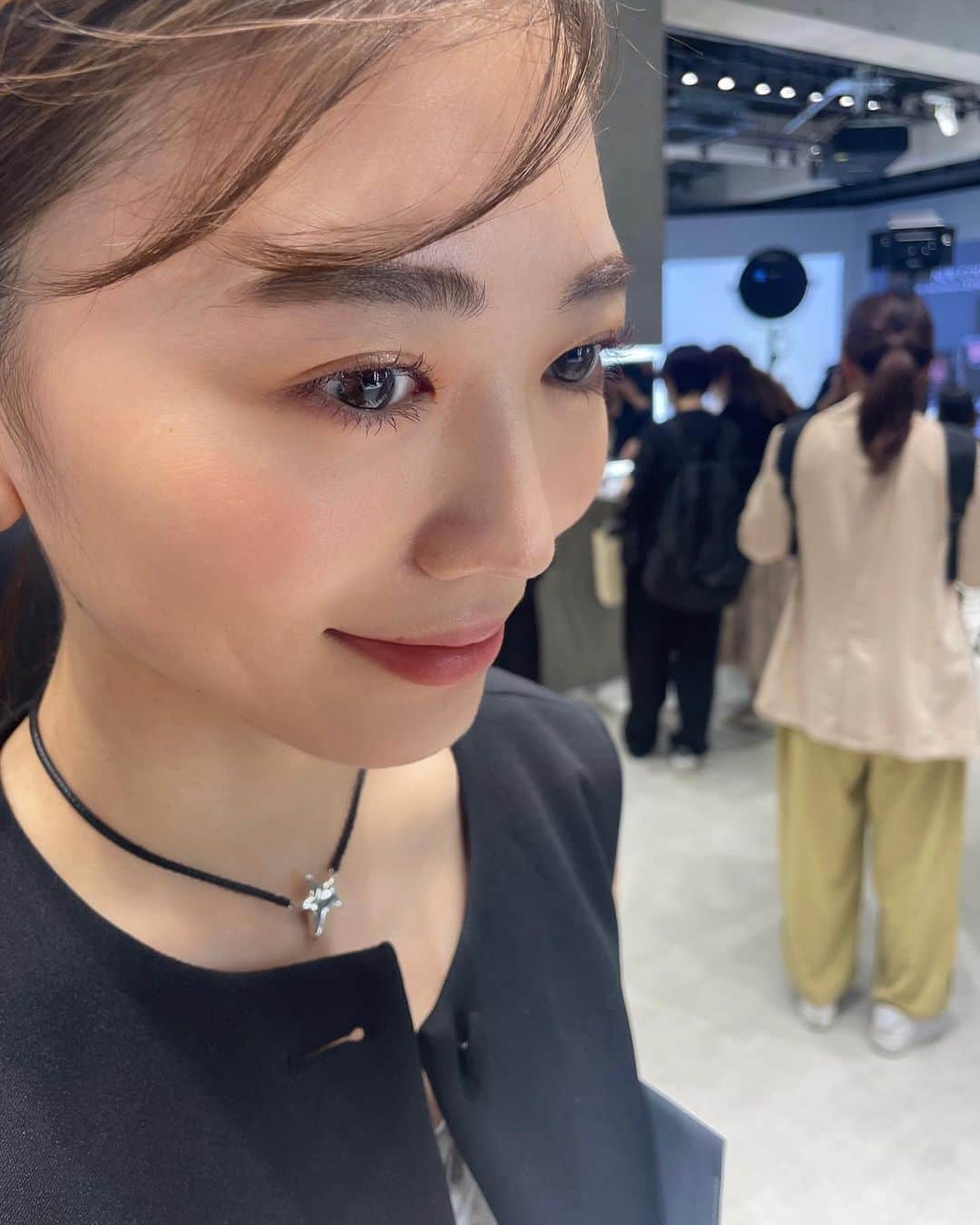 由架子 川野のインスタグラム：「@etvos.jp 23AW の内覧会にお邪魔しました💞  いつもピンクやパープルを目の周りに使うと 腫れてるように見えてしまうんだけど、 肌にのせるとブラウンに寄るからすごくいい！  8月発売のコンシーラーとパウダーは潤いがあって、 なのに滲みにくくてカバー力がありました。  使うのが楽しみ💓  #etvos#pinkmakeup#エトヴォス #メイク#コンシーラー#ブラウンメイク #アイシャドウ#ピンクメイク#秋メイク」