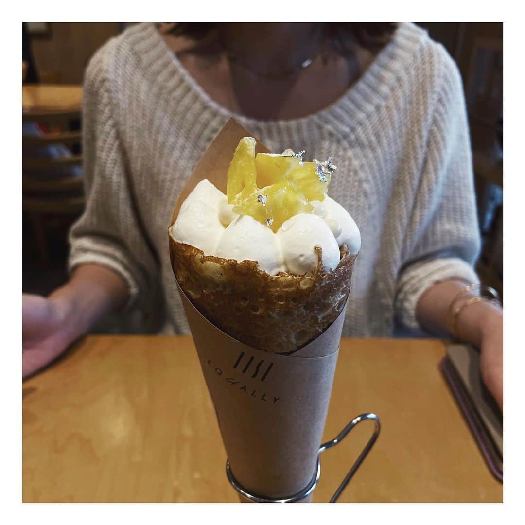 JUNNAのインスタグラム：「🌝  初めてクレープをおかわりした日  クレープが食べたい衝動に駆られる日がある  お向かいは妹 もちろん彼女も２枚  パンツ弾け飛びそう...  #クレープ #only#equally#creperie」