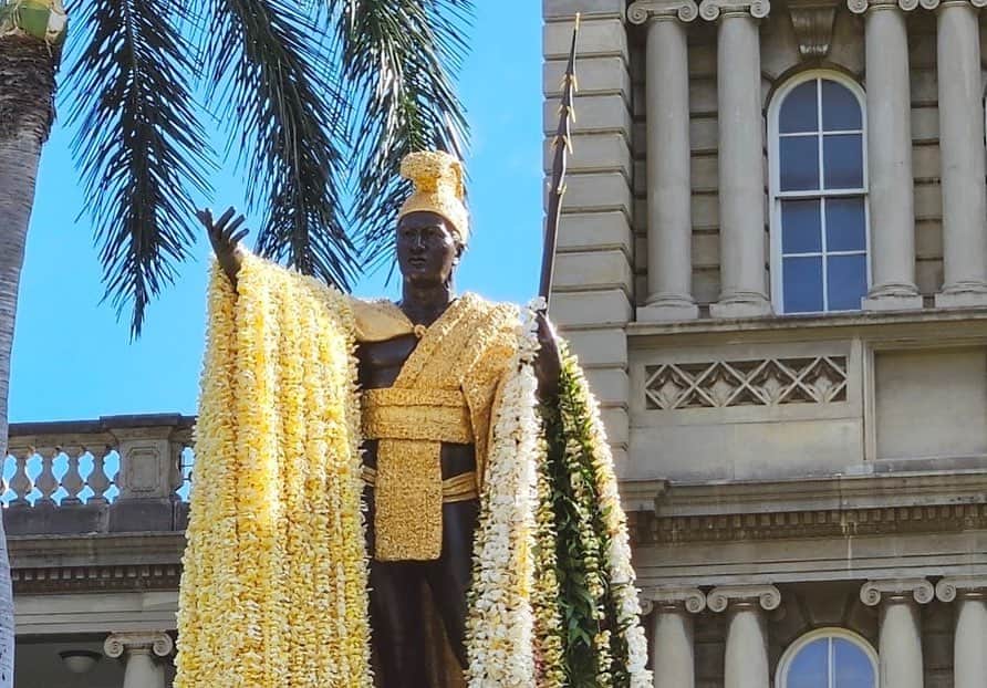 Instagenic Hawaiiさんのインスタグラム写真 - (Instagenic HawaiiInstagram)「. Aloha!  今週末、6月11日はキングカメハメハデー👑  ハワイ王国を建国したカメハメハ大王を称えるハワイの祝日です！  今日はキングカメハメハデーに先駆けて、カメハメハ大王像にレイを捧げるレイドレーピングセレモニーがホノルル•ダウンタウンで行われました🌺  たくさんのレイが捧げられ、フラと共にカメハメハ大王の生誕と功績をお祝いしています👏  #ハワイ #カメハメハ大王 #ハワイ王国 #オアフ島 #ホノルル #ダウンタウン #レイ #セレモニー #今日のハワイ #ハワイイベント #フラ #カメハメハ大王像 #ハワイ情報」6月10日 12時30分 - gohawaii_jp