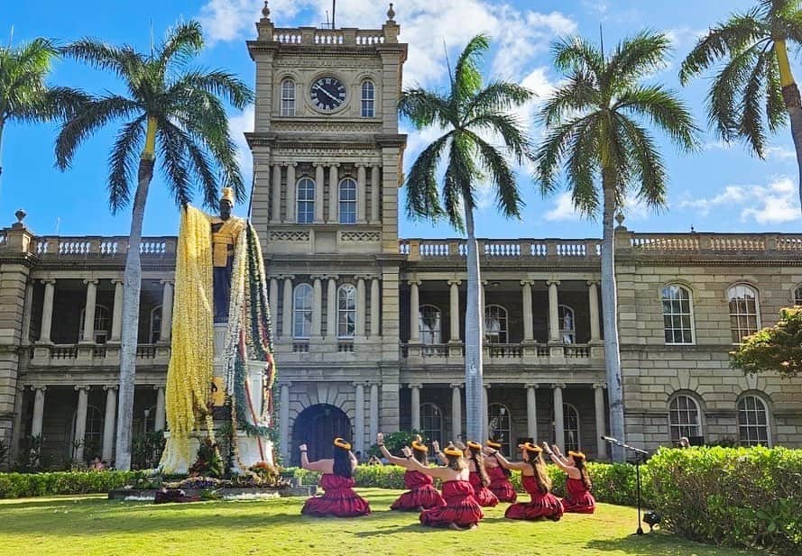 Instagenic Hawaiiのインスタグラム：「. Aloha!  今週末、6月11日はキングカメハメハデー👑  ハワイ王国を建国したカメハメハ大王を称えるハワイの祝日です！  今日はキングカメハメハデーに先駆けて、カメハメハ大王像にレイを捧げるレイドレーピングセレモニーがホノルル•ダウンタウンで行われました🌺  たくさんのレイが捧げられ、フラと共にカメハメハ大王の生誕と功績をお祝いしています👏  #ハワイ #カメハメハ大王 #ハワイ王国 #オアフ島 #ホノルル #ダウンタウン #レイ #セレモニー #今日のハワイ #ハワイイベント #フラ #カメハメハ大王像 #ハワイ情報」