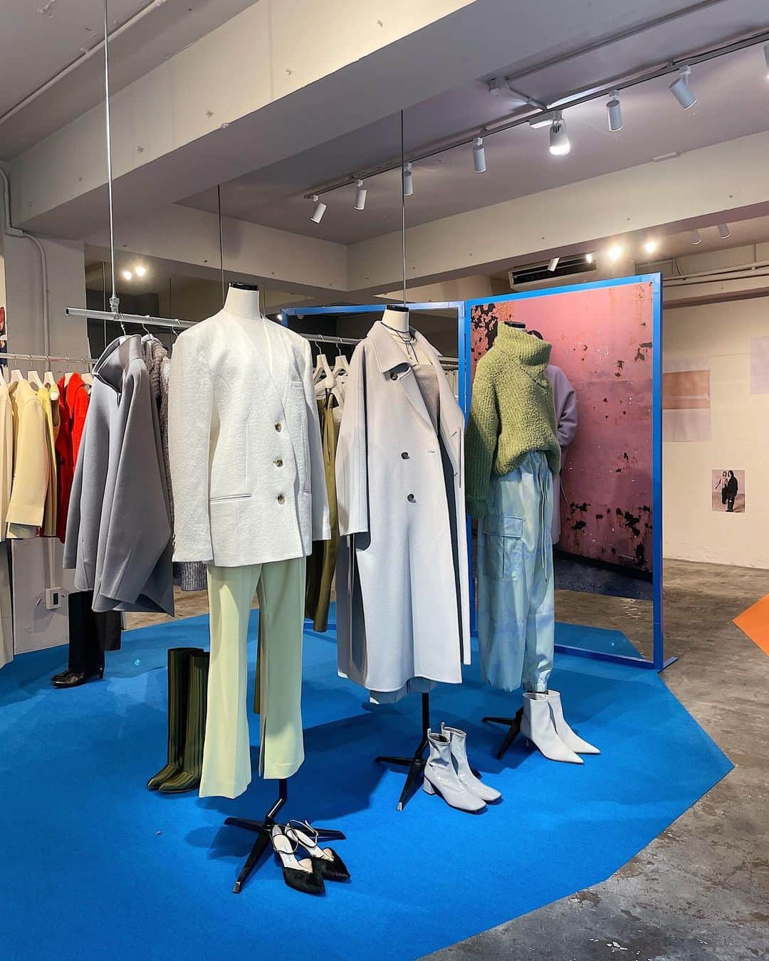 スタニングルアーさんのインスタグラム写真 - (スタニングルアーInstagram)「NEWS: 2023 Autumn-Winter Collection Press Preview & VIP100 Customers Pre-Order 開催中  5つのプロジェクト/ブランドから成る、私たちの新しいコレクションを特別な空間にてお披露目しています。   〈 Project / Brand Line-Up 〉 - "r" Stunnig Lure - Waltz with @akiranaka.official  - KURO iro with @kurodenim  - Chroma Swash with @swash_london  - PIECE OF HUMAN @piece_of_human_   __________  〈 受注会のご案内 〉 こちらの秋冬コレクションの受注会は、 7月中旬より下記店舗にて開催いたします。 - ONLINE SHOP - グランフロント大阪店 - 新宿店 - 有楽町店  詳細は随時Instagram, LINE, メールマガジンにてお知らせいたします。  __________  @stunninglure_snap #stunninglure #スタニングルアー #2023AW #23AW #2023年秋冬 #collection」6月10日 12時37分 - stunninglure