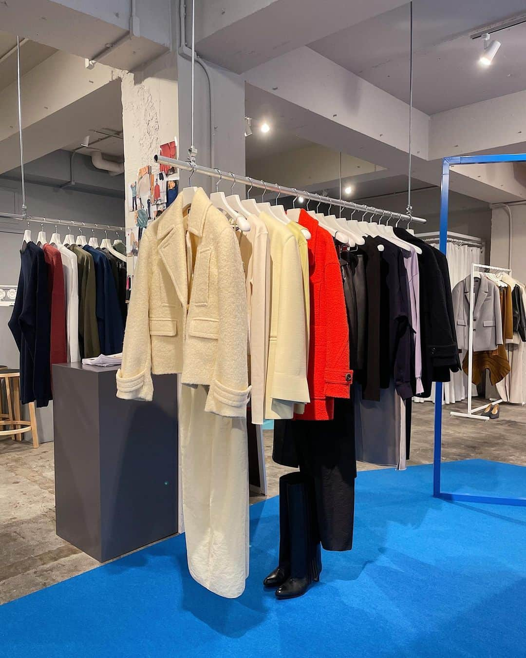 スタニングルアーさんのインスタグラム写真 - (スタニングルアーInstagram)「NEWS: 2023 Autumn-Winter Collection Press Preview & VIP100 Customers Pre-Order 開催中  5つのプロジェクト/ブランドから成る、私たちの新しいコレクションを特別な空間にてお披露目しています。   〈 Project / Brand Line-Up 〉 - "r" Stunnig Lure - Waltz with @akiranaka.official  - KURO iro with @kurodenim  - Chroma Swash with @swash_london  - PIECE OF HUMAN @piece_of_human_   __________  〈 受注会のご案内 〉 こちらの秋冬コレクションの受注会は、 7月中旬より下記店舗にて開催いたします。 - ONLINE SHOP - グランフロント大阪店 - 新宿店 - 有楽町店  詳細は随時Instagram, LINE, メールマガジンにてお知らせいたします。  __________  @stunninglure_snap #stunninglure #スタニングルアー #2023AW #23AW #2023年秋冬 #collection」6月10日 12時37分 - stunninglure