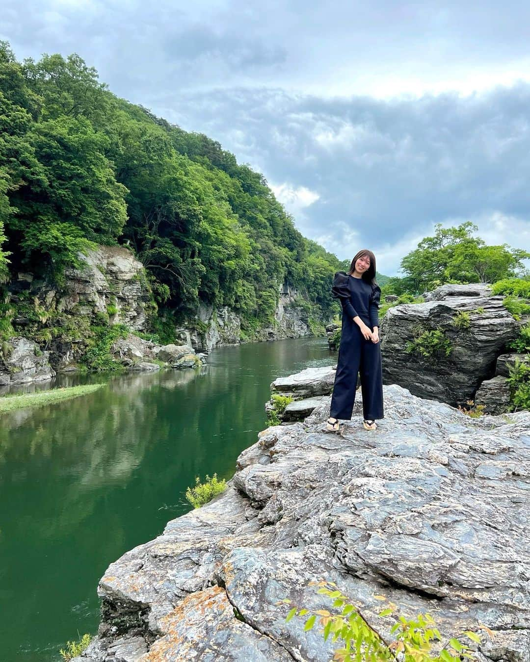 山岸逢花さんのインスタグラム写真 - (山岸逢花Instagram)「長瀞での撮影前に 岩畳みて自然浴びてきた🌿🍃  . （ホテルの下駄のまま飛び出してきちゃいまして足だけ渋ぅ） . . . . #山岸あや花 #AV女優 #AV #ayakayamagishi」6月10日 12時37分 - ayakayamagishi_