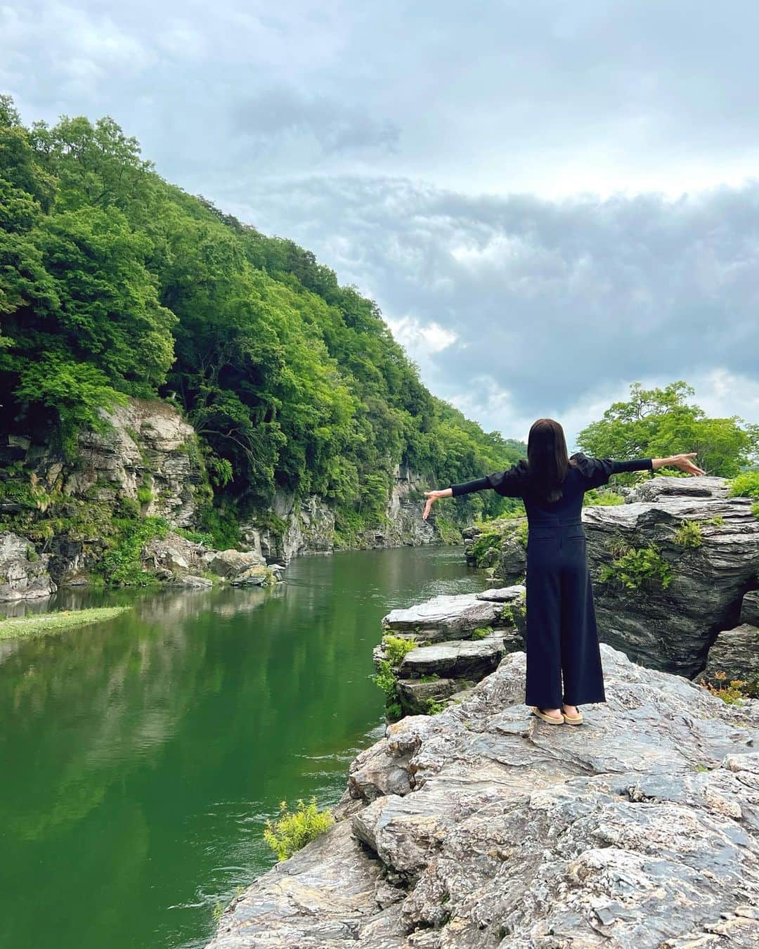 山岸逢花のインスタグラム：「長瀞での撮影前に 岩畳みて自然浴びてきた🌿🍃  . （ホテルの下駄のまま飛び出してきちゃいまして足だけ渋ぅ） . . . . #山岸あや花 #AV女優 #AV #ayakayamagishi」