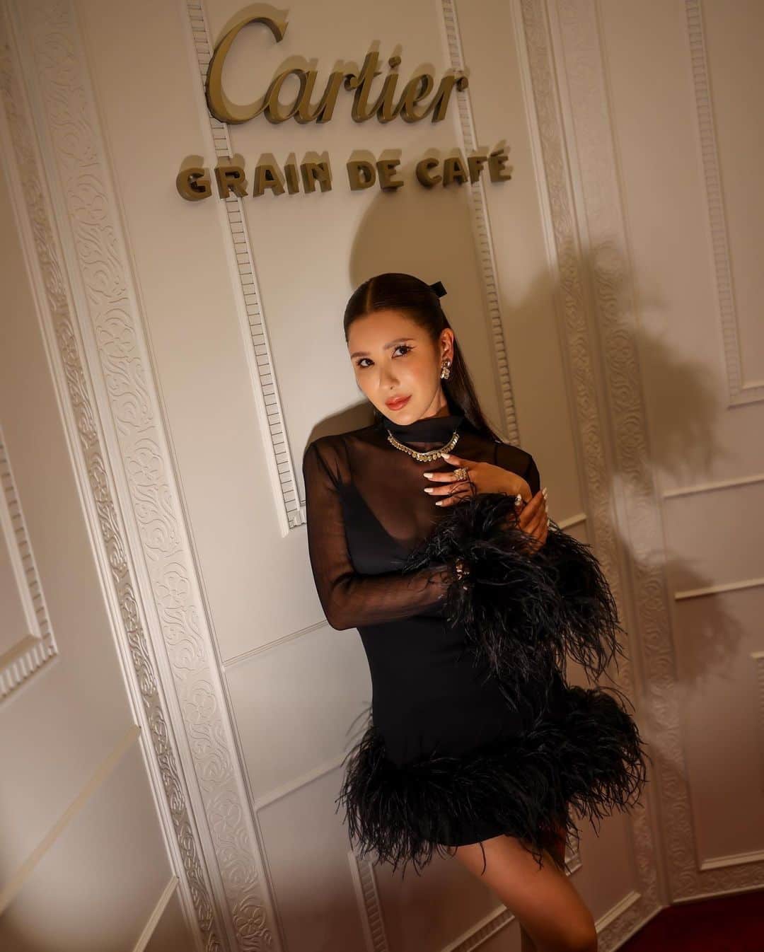 ジェイミー・チュアのインスタグラム：「The glamour of the 50’s vibe. Discovering @cartier Grain de Café, a collection first introduced in 1938, a solar collection of absolute elegance inspired by coffee 🫘 .」