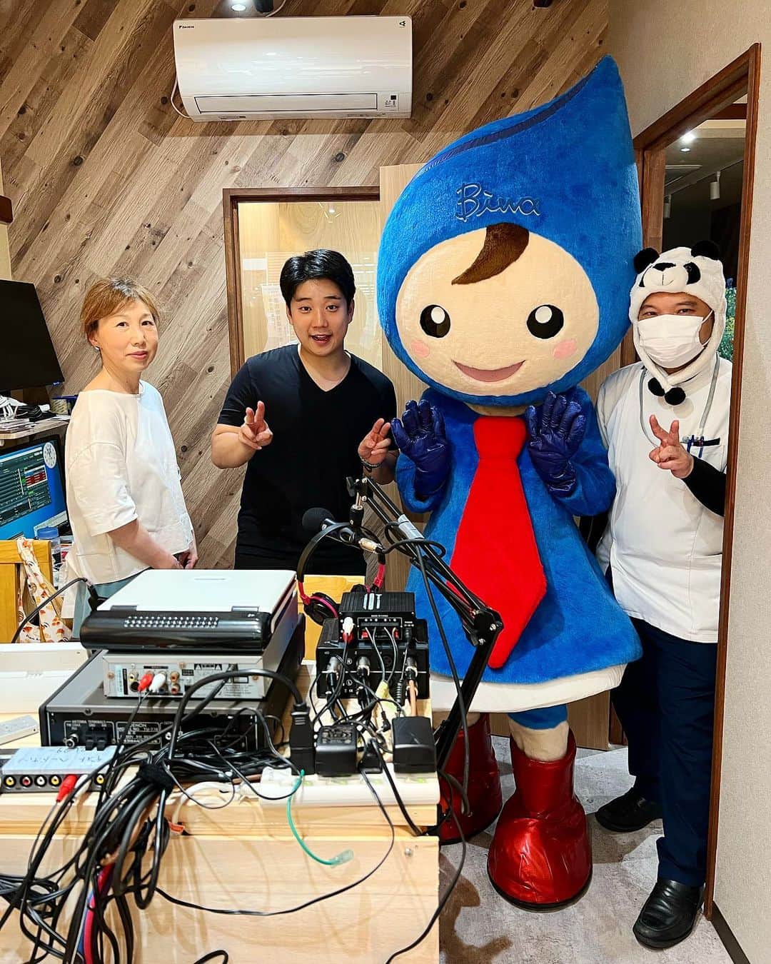 Eden Kaiのインスタグラム：「大津市、ナカマチ商店街にございます ナカマチ放送局さまにお邪魔いたしました😆✨⁣ とても楽しいトークをありがとうございました！！🙇‍♂️⁣ ⁣ Had such a blast talking about my performances at Nakamachi Broadcast (Mini FM) Radio show in Otsu, Shiga📻🎶👀⁣ Thank you so much for the great time! ⁣ ⁣ ⁣ #ナカマチ放送局 #ナカマチ商店街 #大津市 #OtsuCity」