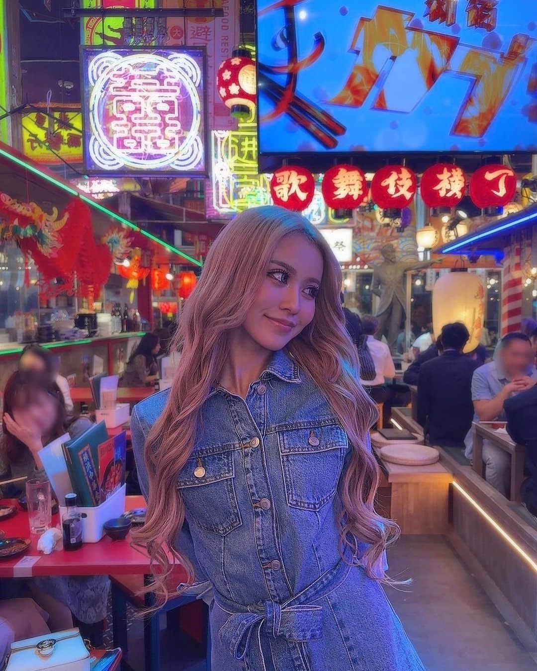 染谷リアナのインスタグラム：「映え空間すぎて通っただけで楽しかった💜🩷   #東急歌舞伎町タワー  #instagood  #instalike  #follome  #l4ls」