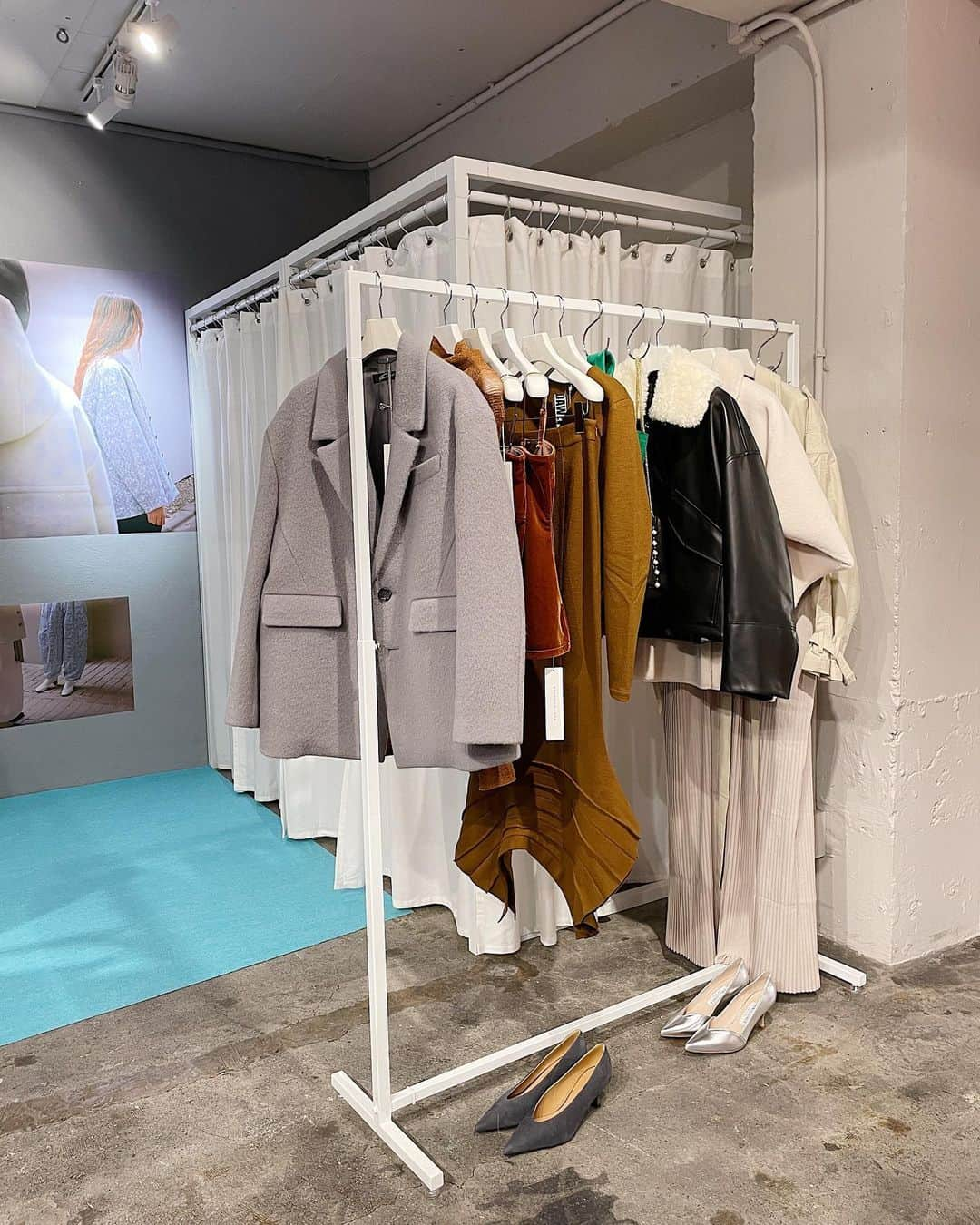 スタニングルアーさんのインスタグラム写真 - (スタニングルアーInstagram)「NEWS: 2023 Autumn-Winter Collection Press Preview & VIP100 Customers Pre-Order 開催中  5つのプロジェクト/ブランドから成る、私たちの新しいコレクションを特別な空間にてお披露目しています。   〈 Project / Brand Line-Up 〉 - "r" Stunnig Lure - Waltz with @akiranaka.official  - KURO iro with @kurodenim  - Chroma Swash with @swash_london  - PIECE OF HUMAN @piece_of_human_   __________  〈 受注会のご案内 〉 こちらの秋冬コレクションの受注会は、 7月中旬より下記店舗にて開催いたします。 - ONLINE SHOP - グランフロント大阪店 - 新宿店 - 有楽町店  詳細は随時Instagram, LINE, メールマガジンにてお知らせいたします。  __________  @stunninglure_snap #stunninglure #スタニングルアー #2023AW #23AW #2023年秋冬 #collection」6月10日 12時49分 - stunninglure