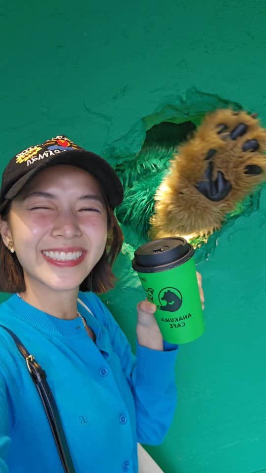のインスタグラム：「📌ปักหมุดพิกัดร้านกาแฟ Anakuma Cafe 🐻  คาเฟ่ Self service ที่มีมือพี่หมีค่อยรับออเดอร์ของเรา ถึงจะยื่นออกมาแค่มือแต่พี่หมีเค้าจอยเราสุดๆเลยนะ 💓 . วิธีการเดินทางลง JR harajuku และเดินต่อประมาณ10นาทีก็ถึงแล้ว #zvpvacation」