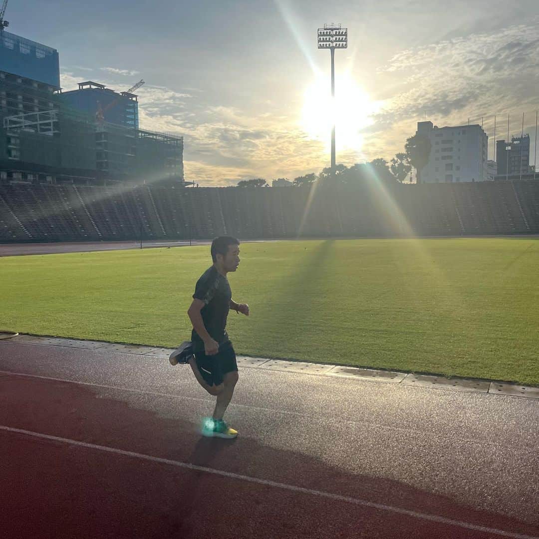 猫ひろしさんのインスタグラム写真 - (猫ひろしInstagram)「カンボジア 首都のオリンピックスタジアム  朝6時から練習。  朝日が綺麗です。  ただ、少し時間が経つと日陰がなくなるので、早寝早起きを心がけます。  明日はプノンペンハーフマラソン。  楽しみで仕方ない。  #なんとなくマラソンあるある #くだRUN #ハーフマラソン  #ランニング #フルマラソン #ジョギング #マラソン #ランニングウェア #ランニングスタイル #ランニング男子　#マラソン好きと繋がりたい #ランニング好きな人と繋がりたい　#ランナーさんと繋がりたい #猫ひろし #芸人 #ランニャー #カンボジア #ハシリマシタグラム #ランスタグラム中年の部 #ハイテクスポーツ塾 #DEUX #もみじはりきゅう整骨院  #ワハハ本舗 #マッスルテック #エクステンド #ボディメーカー #Polar #ランニャーソックス」6月10日 13時00分 - cat_hiroshi