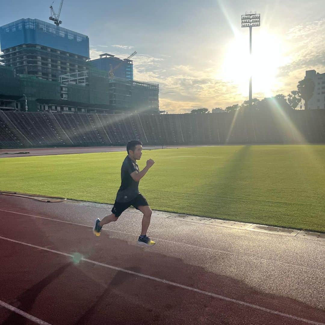 猫ひろしさんのインスタグラム写真 - (猫ひろしInstagram)「カンボジア 首都のオリンピックスタジアム  朝6時から練習。  朝日が綺麗です。  ただ、少し時間が経つと日陰がなくなるので、早寝早起きを心がけます。  明日はプノンペンハーフマラソン。  楽しみで仕方ない。  #なんとなくマラソンあるある #くだRUN #ハーフマラソン  #ランニング #フルマラソン #ジョギング #マラソン #ランニングウェア #ランニングスタイル #ランニング男子　#マラソン好きと繋がりたい #ランニング好きな人と繋がりたい　#ランナーさんと繋がりたい #猫ひろし #芸人 #ランニャー #カンボジア #ハシリマシタグラム #ランスタグラム中年の部 #ハイテクスポーツ塾 #DEUX #もみじはりきゅう整骨院  #ワハハ本舗 #マッスルテック #エクステンド #ボディメーカー #Polar #ランニャーソックス」6月10日 13時00分 - cat_hiroshi