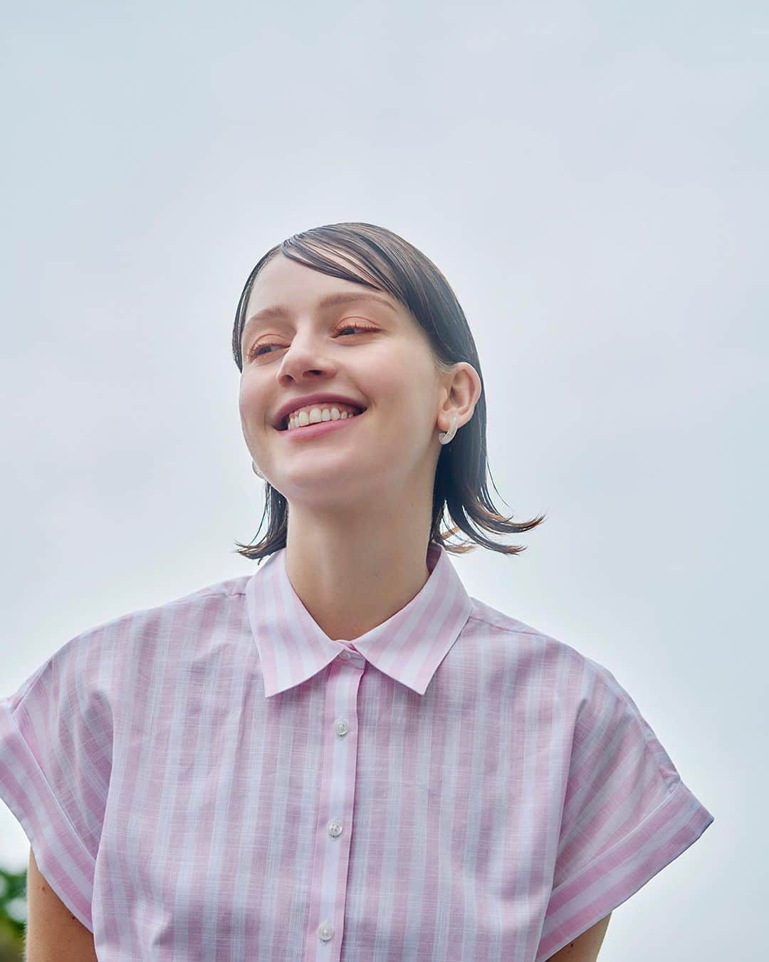 FUDGEのインスタグラム：「‣ ‣ ‣BEAUTY TIPS FOR THE RAINY SEASON ベタベタお肌にどろどろメイク、膨張ヘアなど悩みが尽きない梅雨シーズン。 解決のヒントを、ヘアメイクアップアーティストの長澤葵さんが提案してくれました。  ◇ポイントメイクのワンテクニック ベースメイク同様、湿気に弱いポイントメイクは、いっそのこと色落ちもかわいく見せるという裏技的楽しみ方も。グレイの雨空に映える、ウォームカラーをたっぷりと。 たくさん重ねるとよれやすくなるアイメイク。アイシャドウは潔く1色で仕上げ、カラーラインとマスカラで華やかに。 「ベース同様、油分の多いリキッドやクリームではなくパウダーをチョイス。 リップやチークにもなるマルチカラーならワントーンメイクはもちろん、ポーチにひとつ入れておくだけでメイク直しも簡単です。 血色を補う色味のものを選べば、いまいちなお天気の日にもヘルシーな印象に」(長澤さん)  崩れにくいジェルライナーやウォータプルーフマスカラを使うのもおすすめですが、オレンジやピンクのマスカラだったら、もし汗や雨でにじんでしまっても大丈夫! 下まぶたにアイシャドウを入れたように見えて、むしろかわいいんです。  〰︎ 眉 パウダーやペンシルで描いた眉の上からそっとなぞるだけで、皮脂や汗、湿気からガードしてくれる透明リキッド。 ウォータープルーフなのにテカテカせずナチュラルな印象に仕上げてくれるのが嬉しい。百合エキス配合で保湿効果も。 ✔︎ #アイブローコート / ORBIS  〰︎ アイカラー 目元、チーク、リップと全てに使えて落ちにくいミネラルカラーが便利。左から新色をセットにした《ビープル》限定パレット。 ✔︎ #ミネラルマルチパレット 03センシュアルピンク(リリーピンク/ロゼブラウン) [数量限定発売中] / SUIKO ✔︎ #ミネラルマルチパウダーバアレンシアオレンジ / ETVOS  〰︎ アイライナー 左から、水・汗・皮脂を強力ブロックするクリームペンシル。 ✔︎ #ディーアップエアクリームペンシルピンクコッパー(限定色) / D-UP ✔︎ #自然な深みを与える落ち着いた血色カラー。アイオープニングライナーバーガンディ / UZUBYFLOWFUSHI  〰︎ マスカラ 明るく抜けよく魅せるオレンジ系。左から、 ✔︎ #がごめ昆布マスカラ3D02カッパーブラウン / SHIRO ✔︎ #ダブルカラーマスカラサンドベージュ&イノセントオレンジ / uneven ✔︎ #ザマスカラカラーニュアンスWP005シナモンブラウン / ADDICTION  - - - - - - - - - - - - - - - 『FUDGE』2023年６月号の特集は『NEW PARIS GUIDE 旅行誌じゃ教えてくれない、とっておきのパリガイド』なにせ見所の多いパリの街。 エッフェル塔に凱旋門、ルーブル美術館……もちろん必ず訪れるべき場所はあるけれど、それだけじゃつまらない。 それでは旅行ガイドをこちらの本誌に持ち換えて、今度はパリジェンヌのように街を歩いてみましょうか。 この街に暮らす3人の女の子の、リアルなお気に入りアドレスをご案内。  全国の書店、コンビニ、webで人気販売中です！◎ ぜひ最新号をゲットして @fudge_magazine をタグ付けしてくださいね！  《FUDGEの他のアカウントも更新中》 ⌎men'sFUDGE @mensfudge ⌎snap @fudge_snap ⌎online store @fudge_online_store  ⌎friend @fudge_friend  ⌎coffee @fudge_coffee  #fudge #ファッジ #fudge_magazine #洋服好きな人と繋がりたい #服好き #おしゃれ女子 #おしゃれ好き #お洒落好き #お洒落女子 #ORBIS #ETVOS #UZUBYFLOWFUSHI #SHIRO #uneven #ADDICTION #メイク #夏メイク #夏」