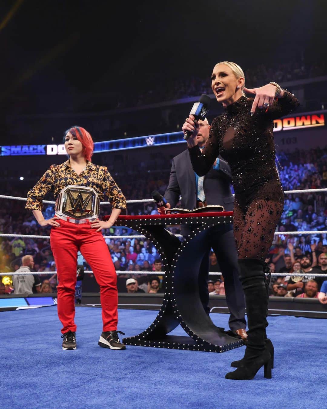 華名（明日華）さんのインスタグラム写真 - (華名（明日華）Instagram)「@wwe_asuka has got a BRAND NEW #WWE Women’s Championship, and @charlottewwe returned to challenge for it on today’s #SmackDown!   आस्का को एक नया डब्लूडब्लूई महिला चैम्पियनशिप मिला, और शार्लेट फ्लेयर आज के स्मैकडाउन पर एक चुनौती के साथ लौटी!」6月10日 13時07分 - wwe_asuka