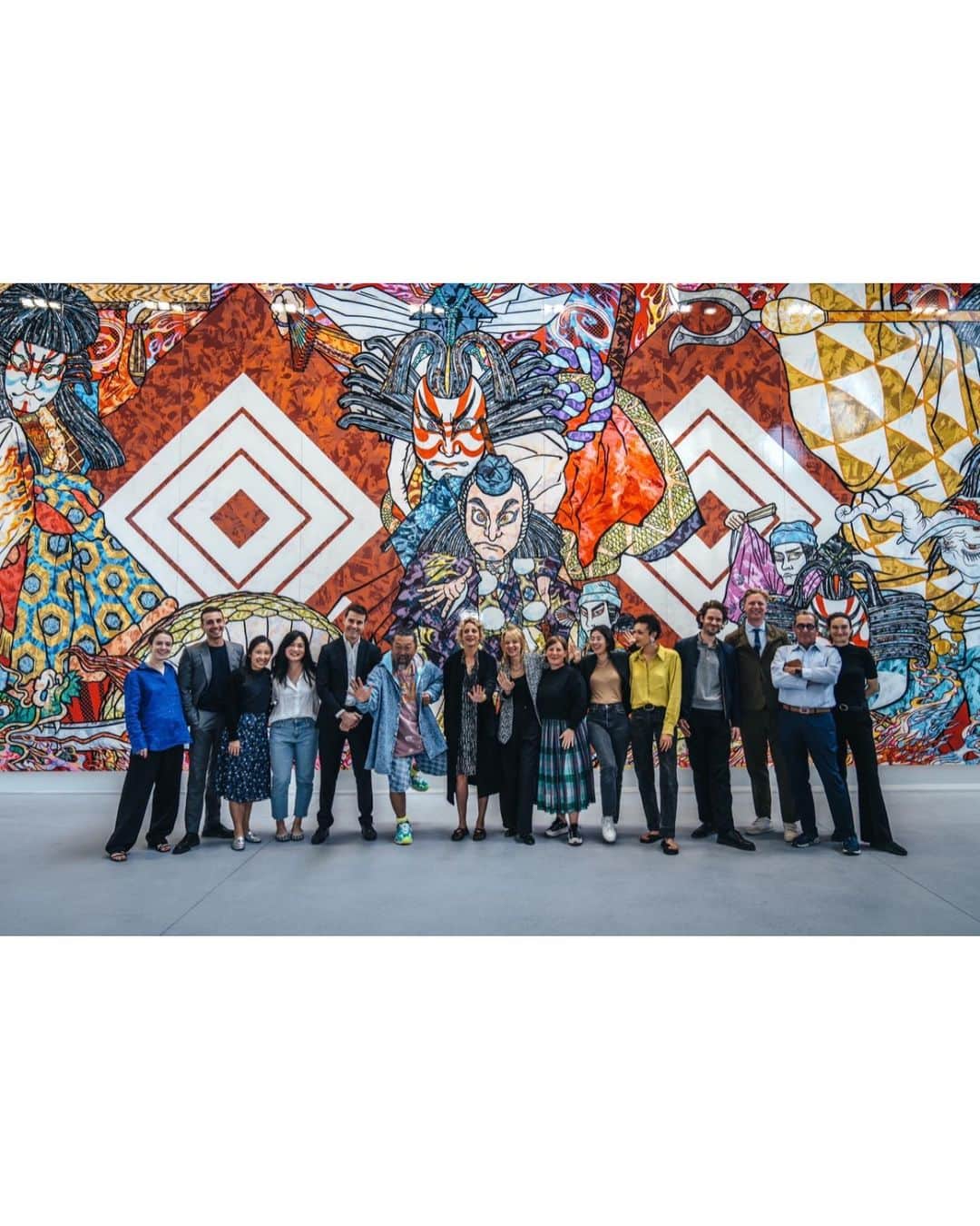 村上隆さんのインスタグラム写真 - (村上隆Instagram)「With team @gagosian  in front of the KABUKI painting. Today is the opning!  photo: @rkrkrk」6月10日 13時16分 - takashipom